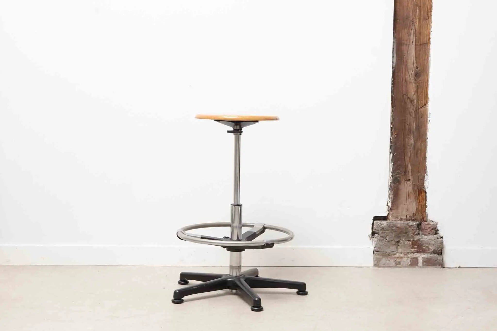 Tabouret ajustable et pivotant Cartel de Belleville