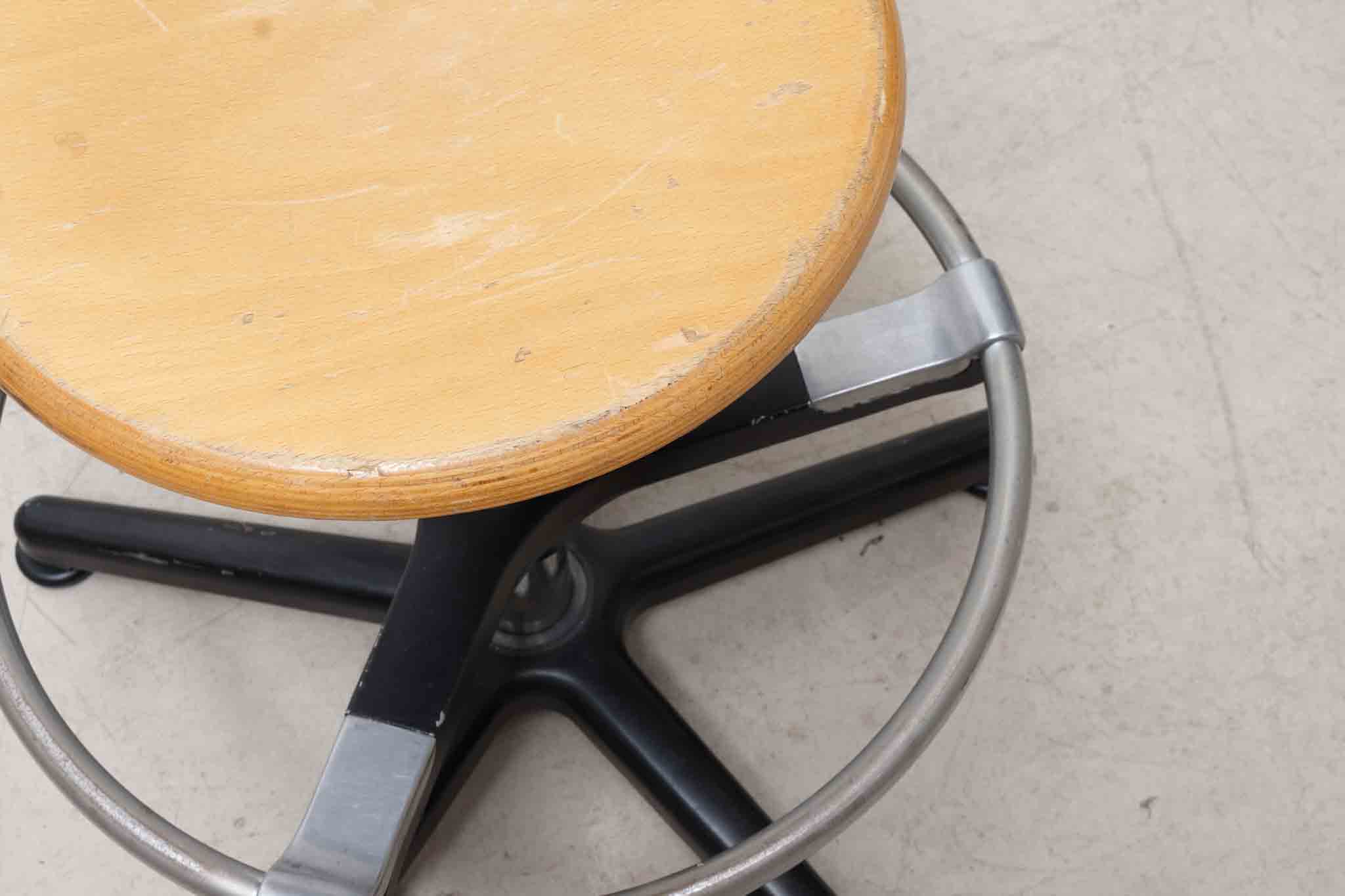 Tabouret ajustable et pivotant