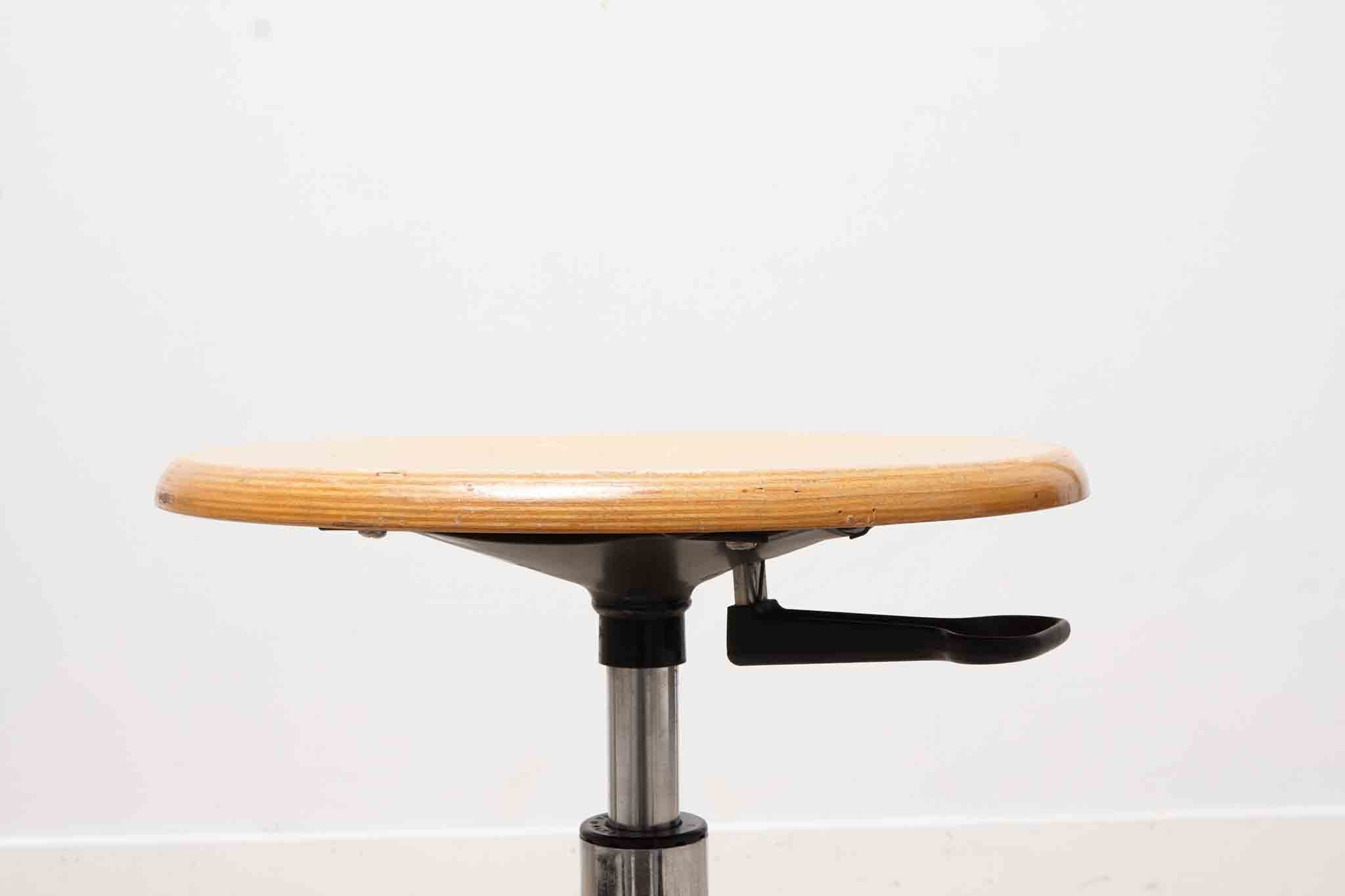 Tabouret ajustable et pivotant