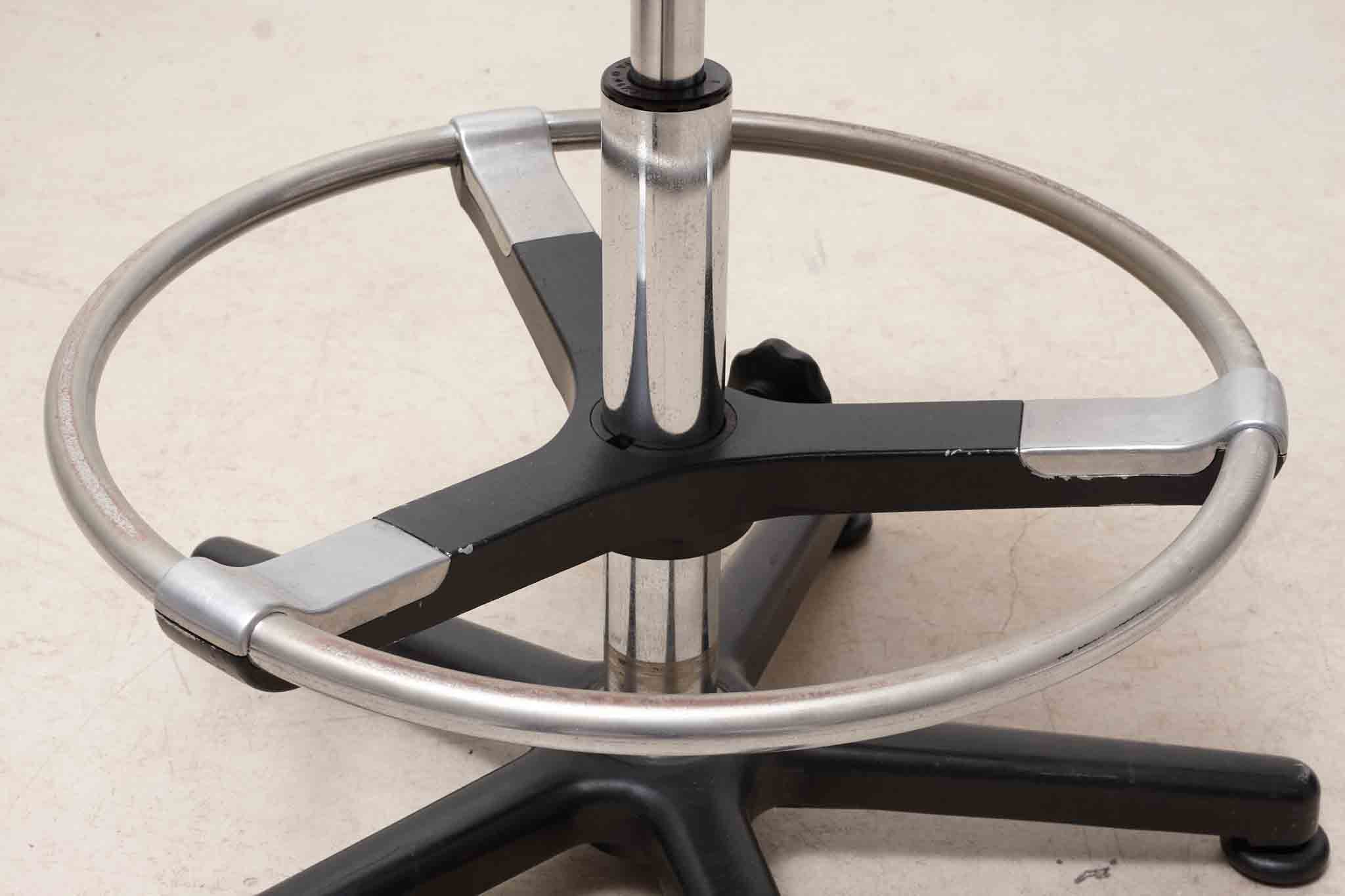 Tabouret ajustable et pivotant