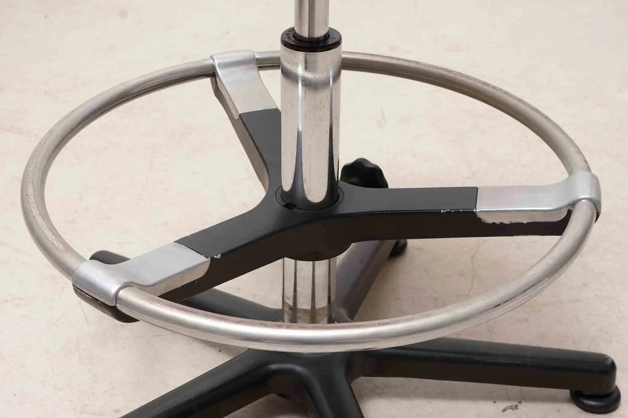 Tabouret ajustable et pivotant Cartel de Belleville