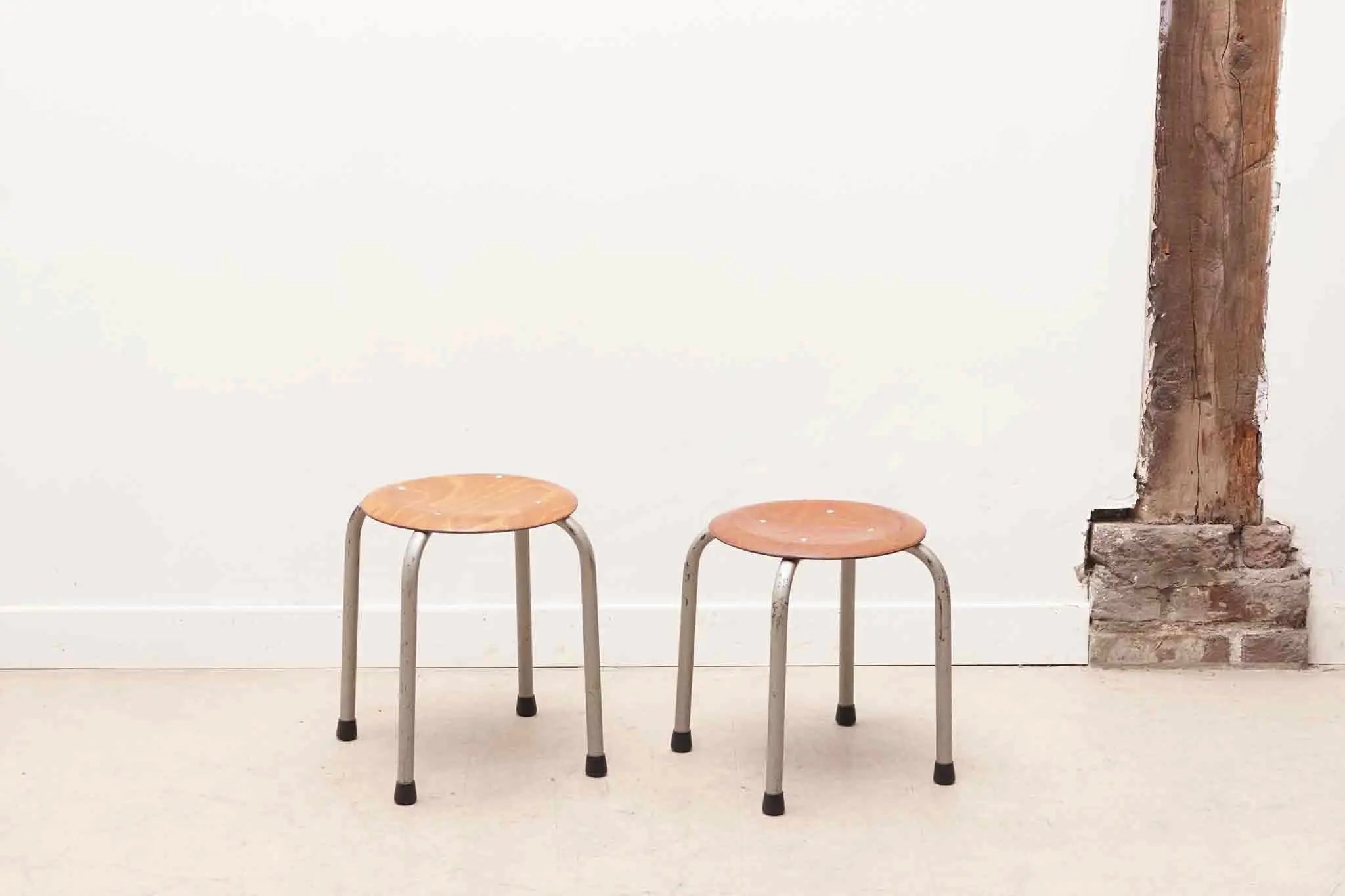 Tabouret bas chêne / gris Cartel de Belleville