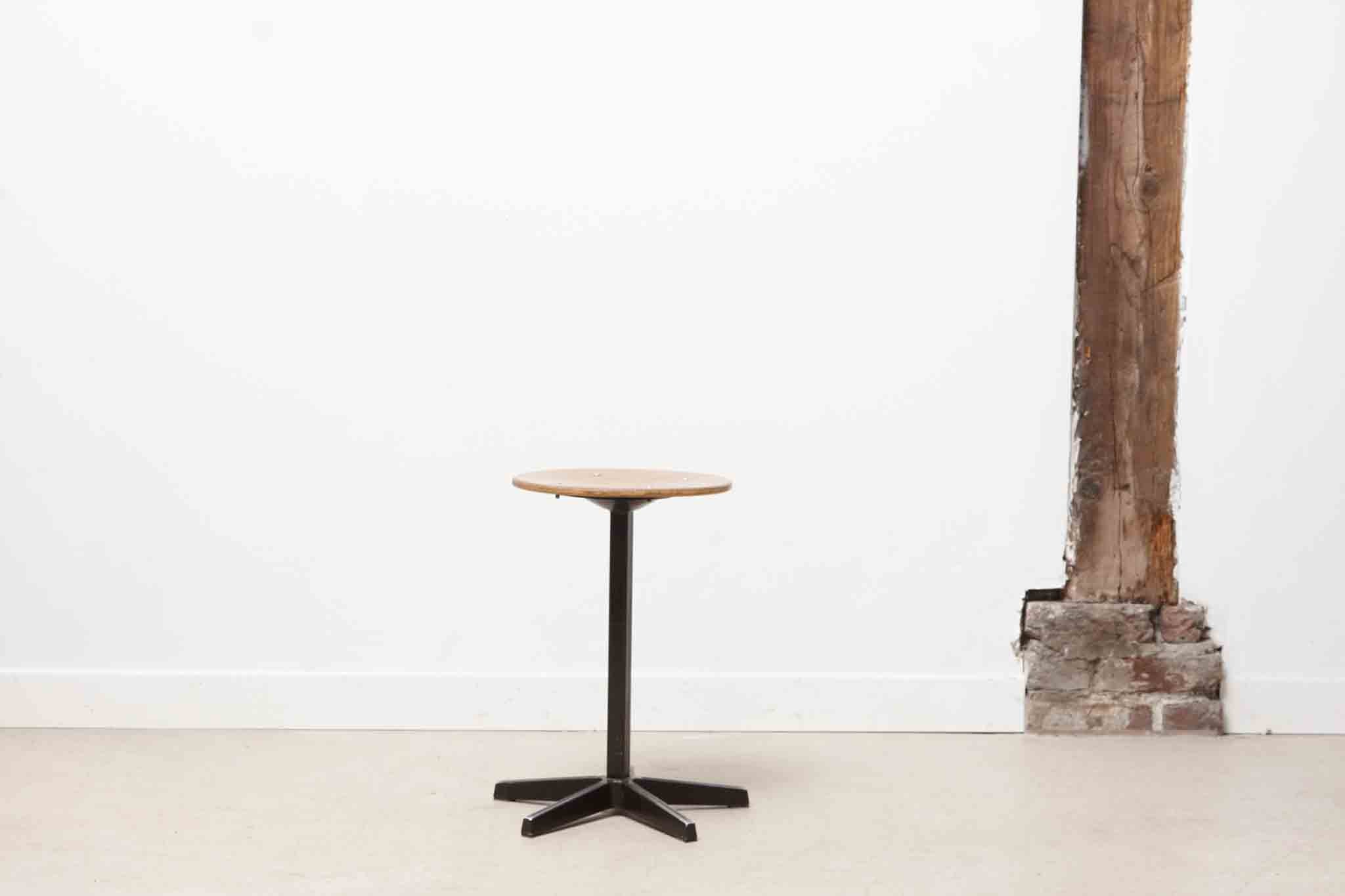 Tabouret bas pied étoile