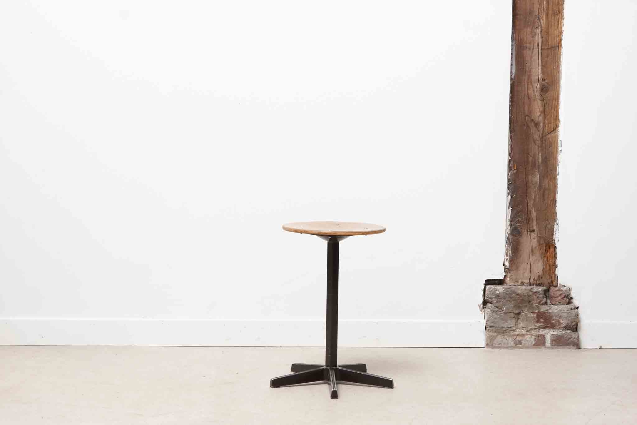 Tabouret bas pied étoile