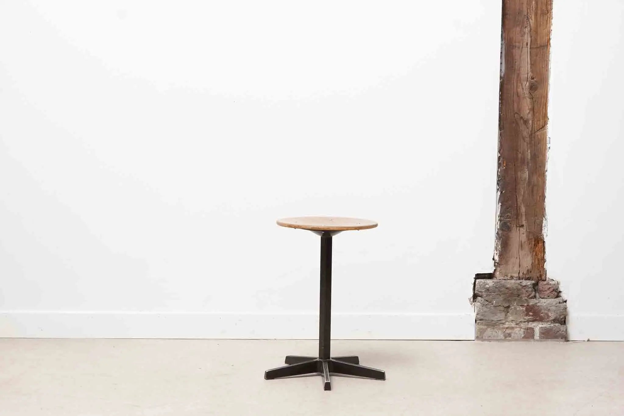 Tabouret bas pied étoile Cartel de Belleville