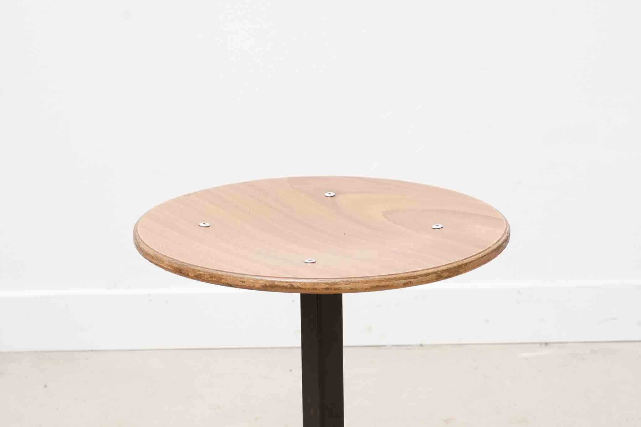 Tabouret bas pied étoile