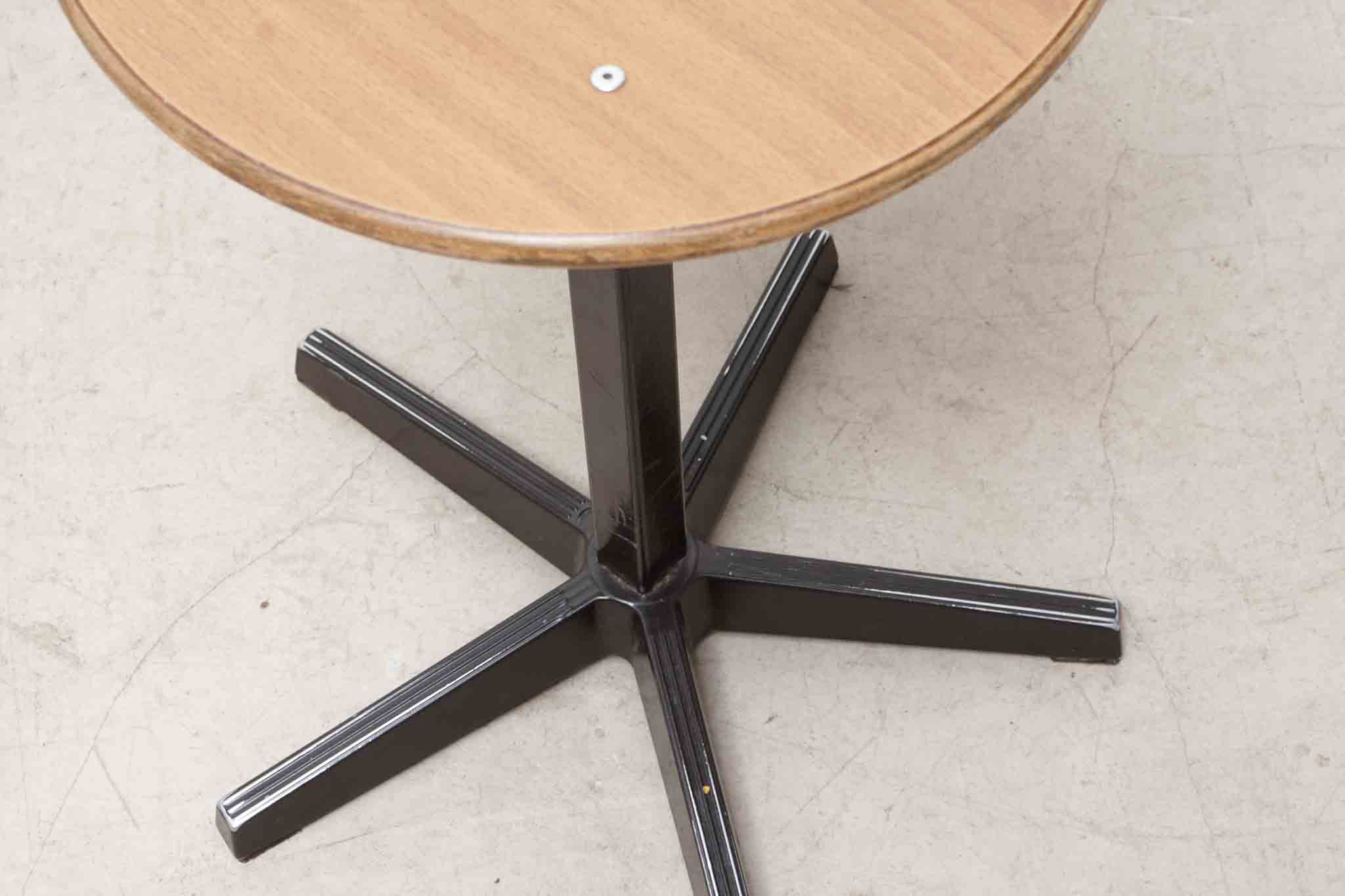 Tabouret bas pied étoile