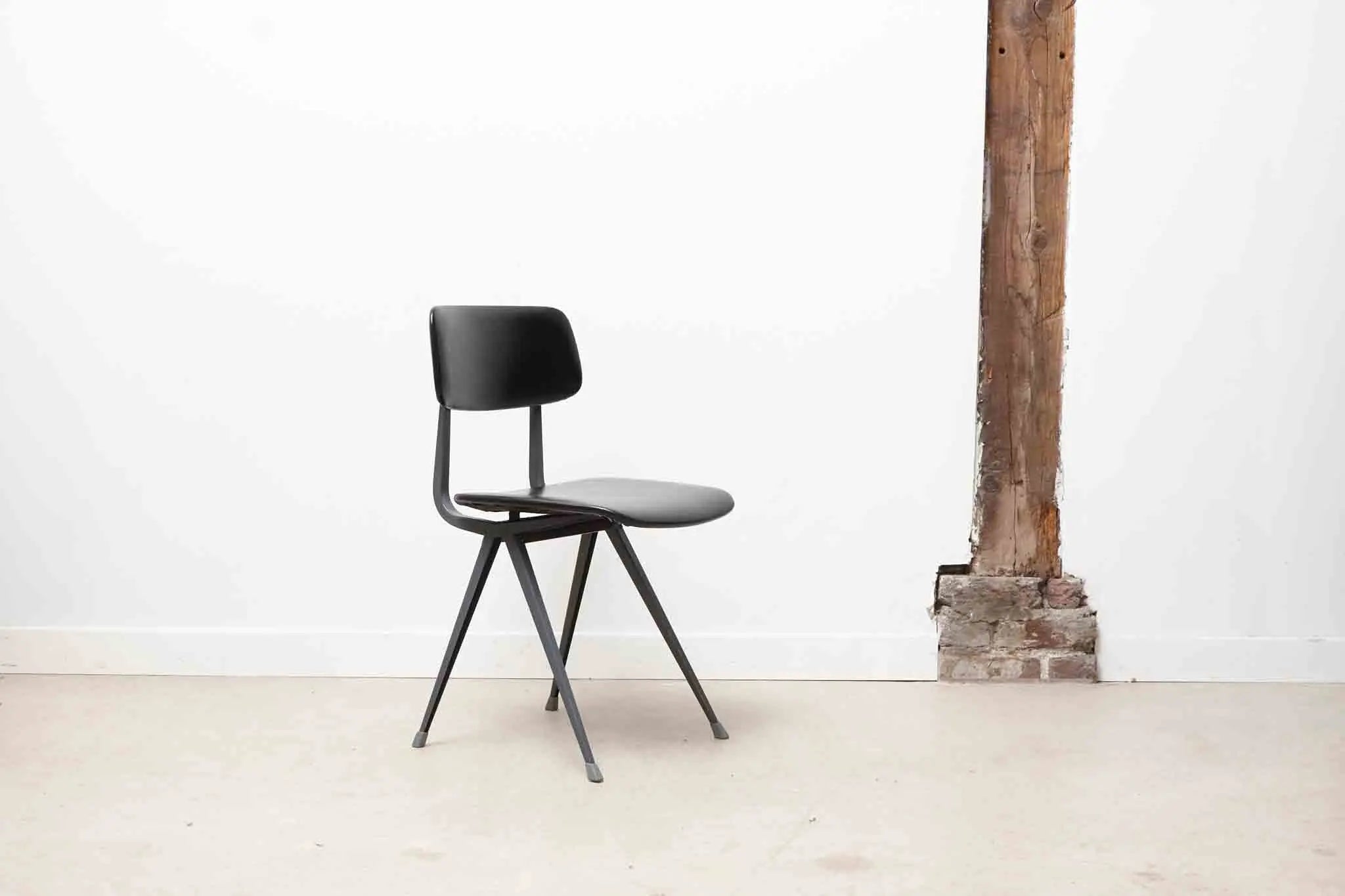 Chaise "Result" de Friso Kramer noir Cartel de Belleville
