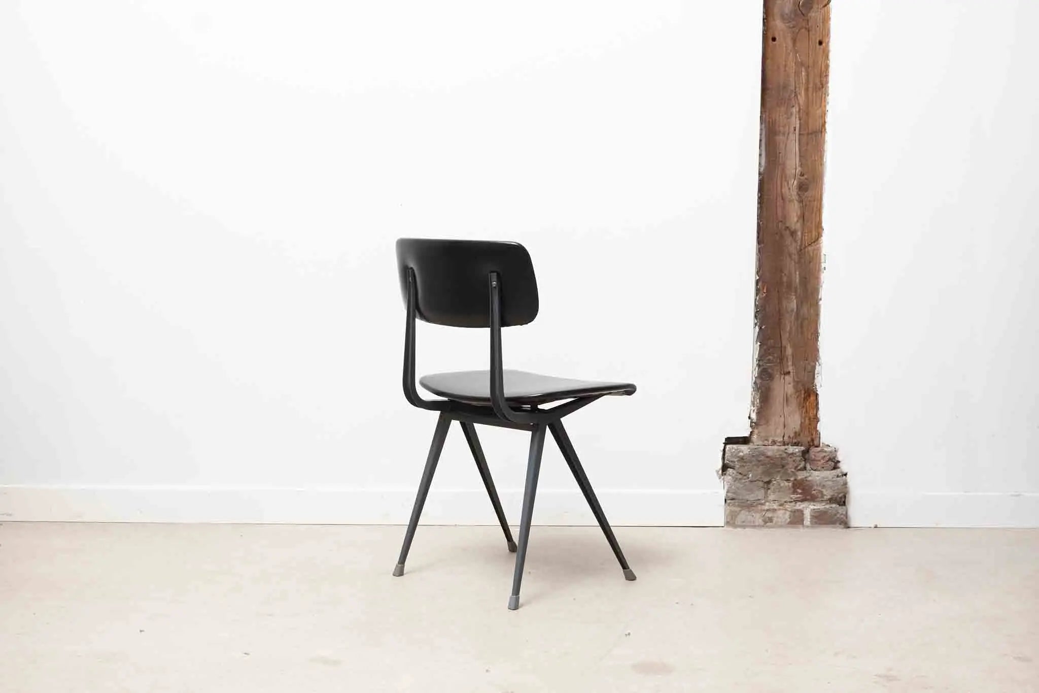 Chaise "Result" de Friso Kramer noir Cartel de Belleville