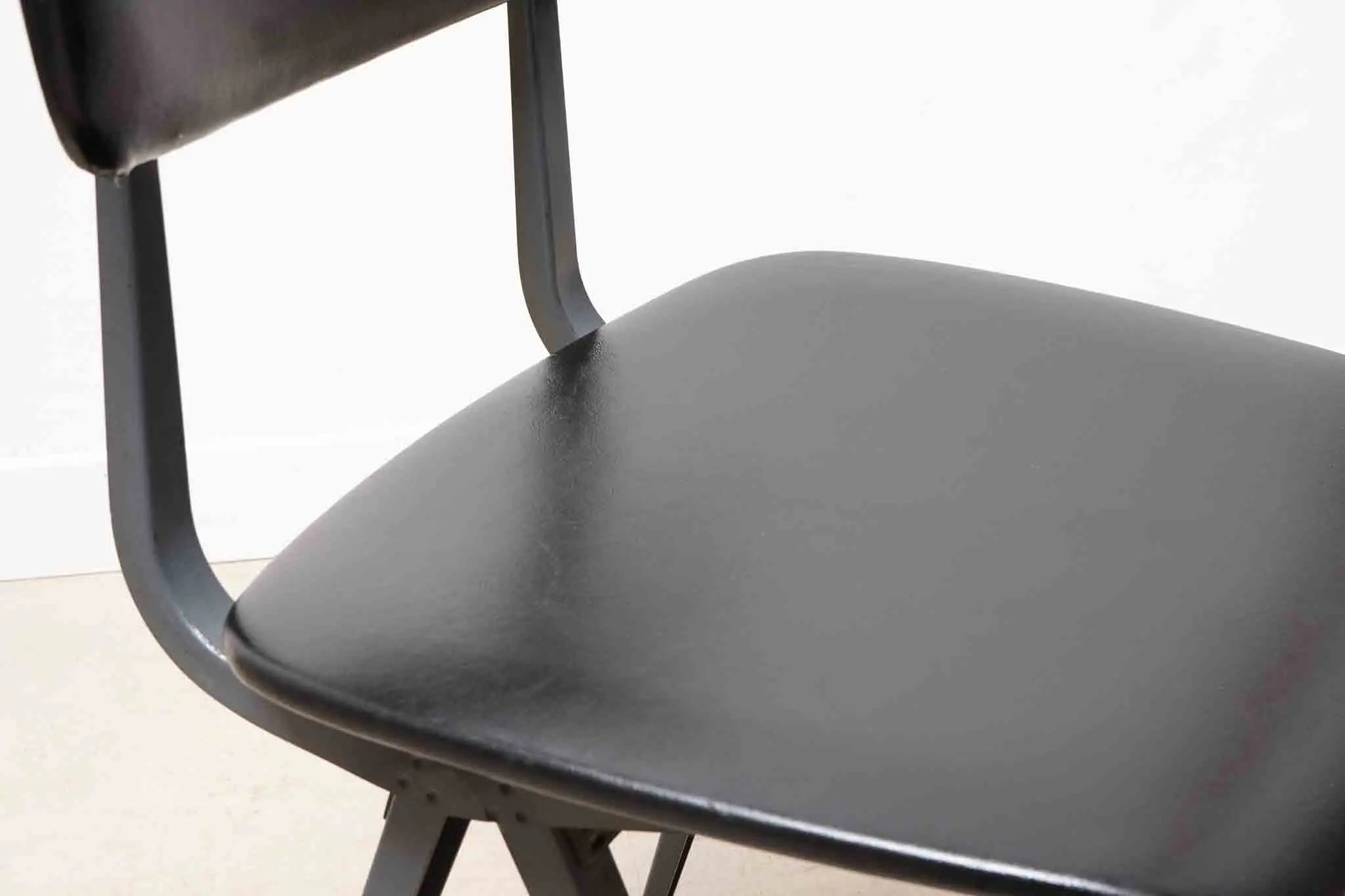 Chaise "Result" de Friso Kramer noir Cartel de Belleville