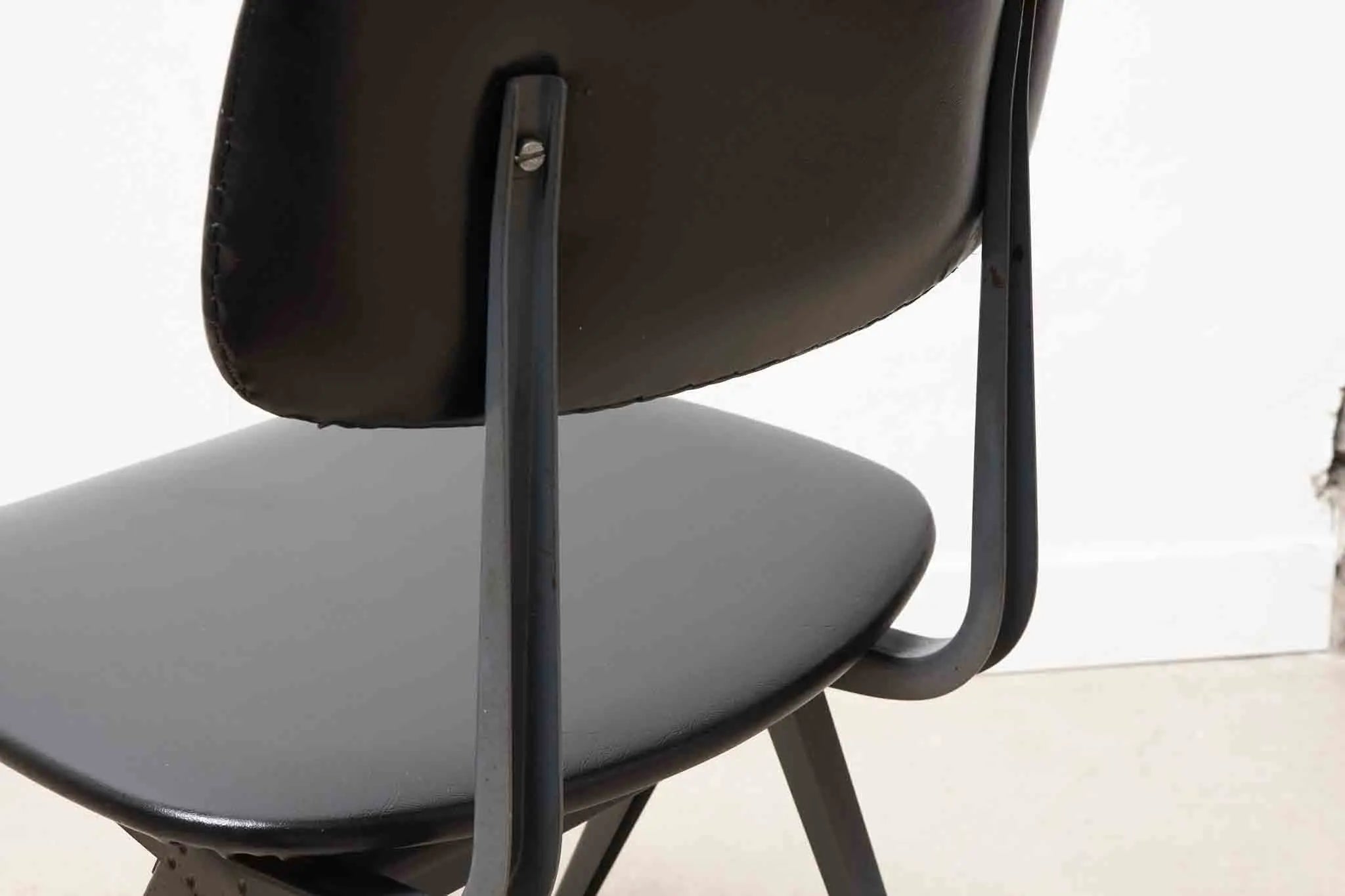 Chaise "Result" de Friso Kramer noir Cartel de Belleville