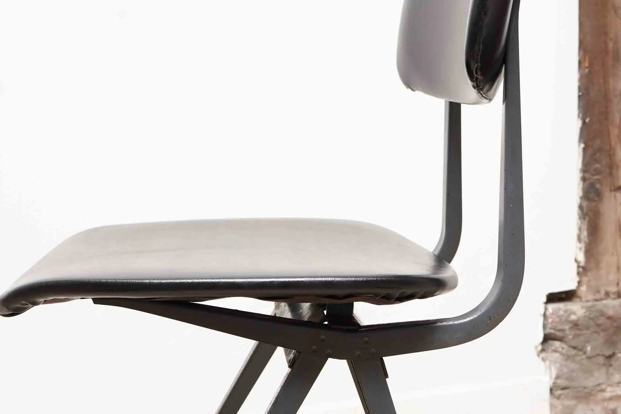 Chaise "Result" de Friso Kramer noir Cartel de Belleville