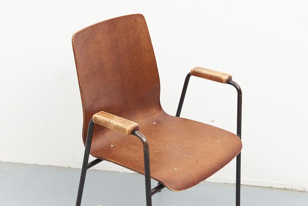 Chaise vintage accoudoirs chêne et marron Cartel de Belleville