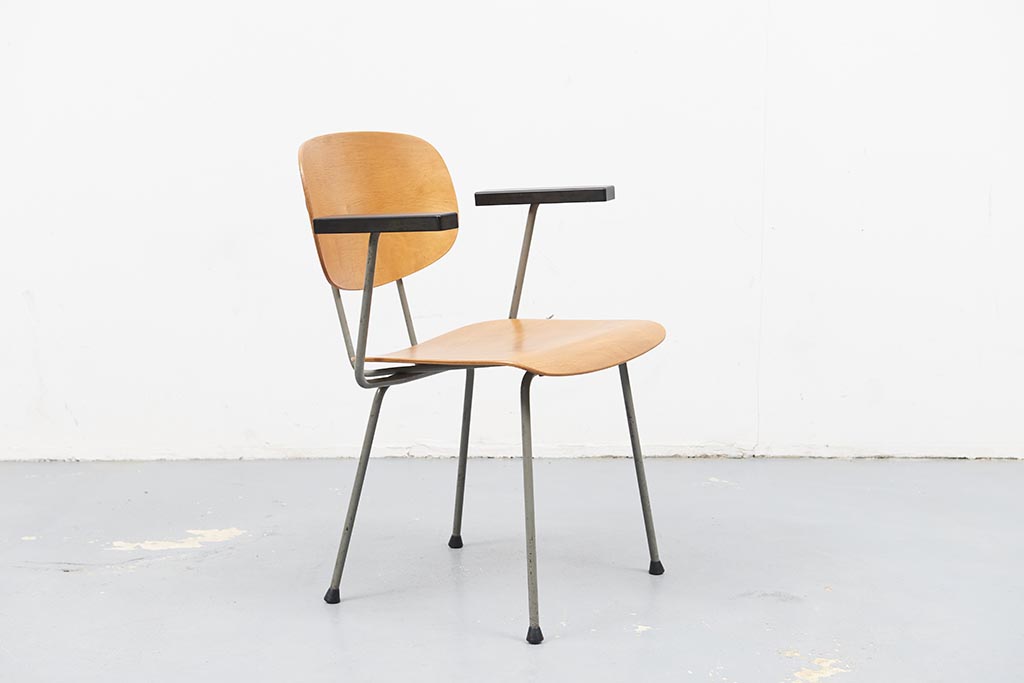 Chaise vintage 216 accoudoirs de Wim Rietveld chêne et gris Cartel de Belleville