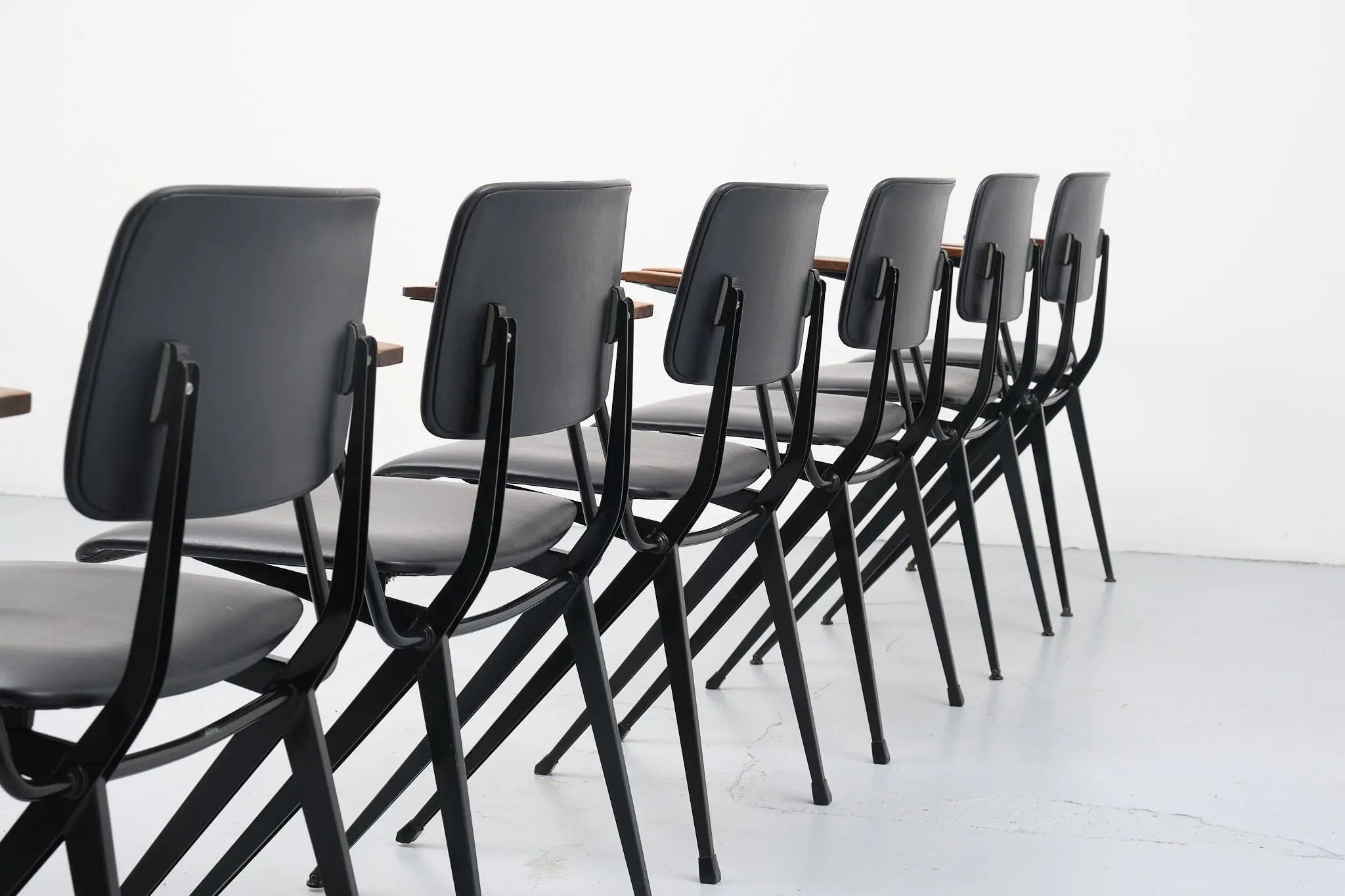 Chaise Marko S202 Spinstoel Accoudoirs noir Cartel de Belleville