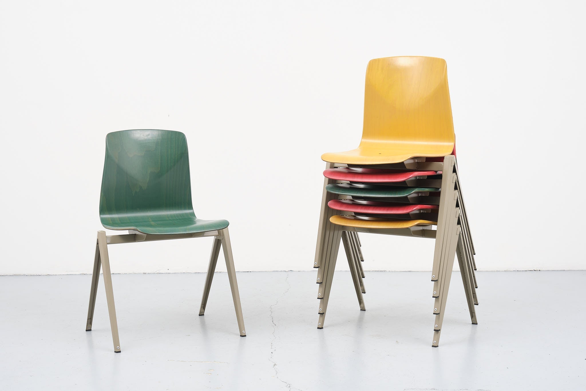 Chaise vintage Galvanitas S22 multicolores Cartel de Belleville
