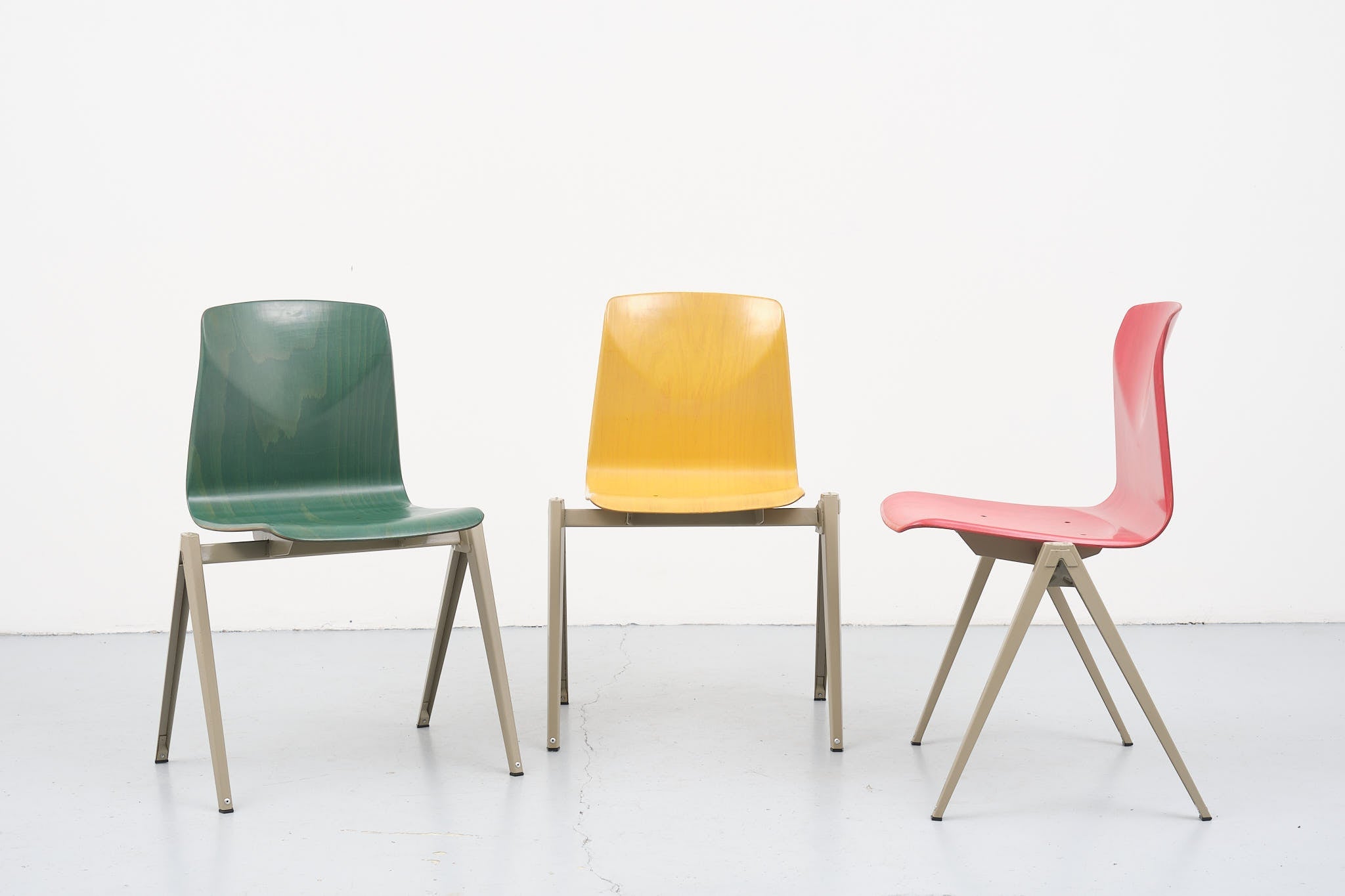Chaise vintage Galvanitas S22 multicolores Cartel de Belleville