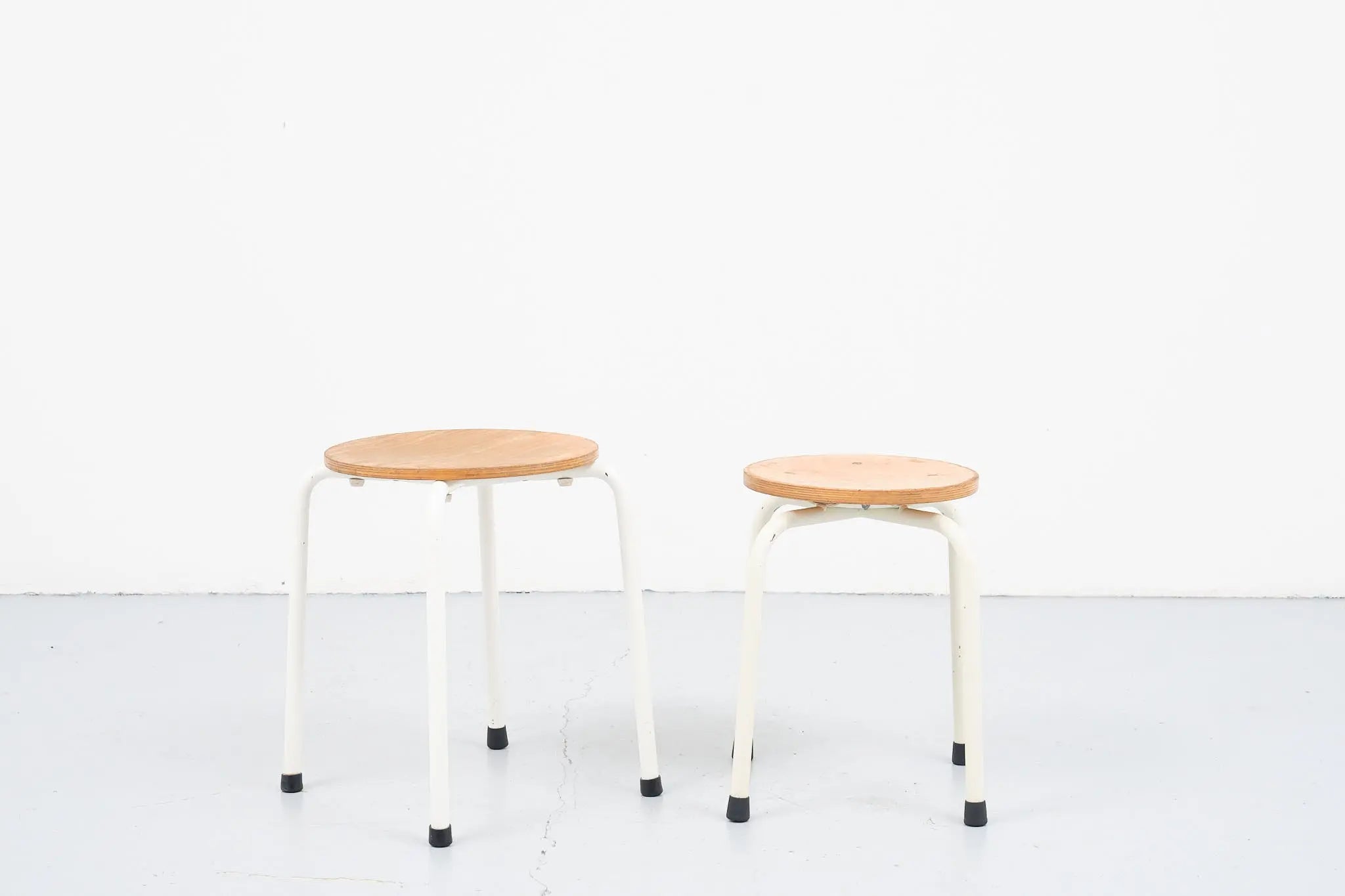 Tabouret bas hêtre et blanc Cartel de Belleville