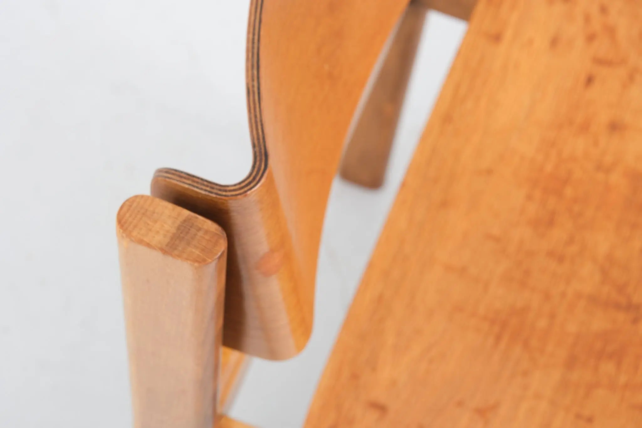 Chaise empilable en bois courbé années 70 Cartel de Belleville