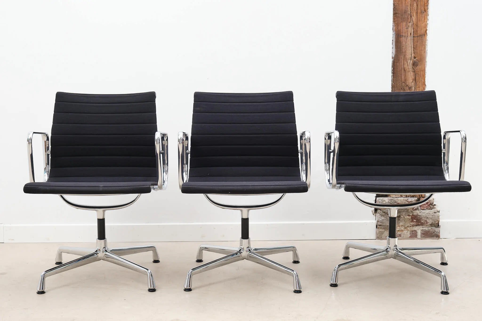Fauteuil Eames EA108 noir et chrome Cartel de Belleville