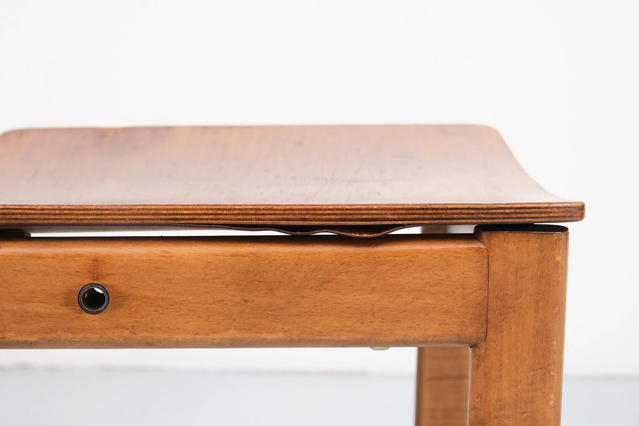 Chaise empilable en bois courbé années 70 Cartel de Belleville