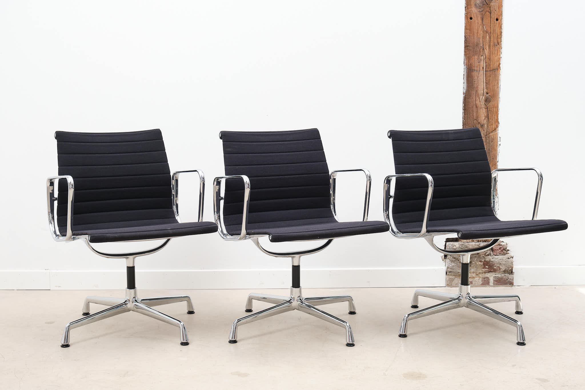 Fauteuil Eames EA108 noir et chrome