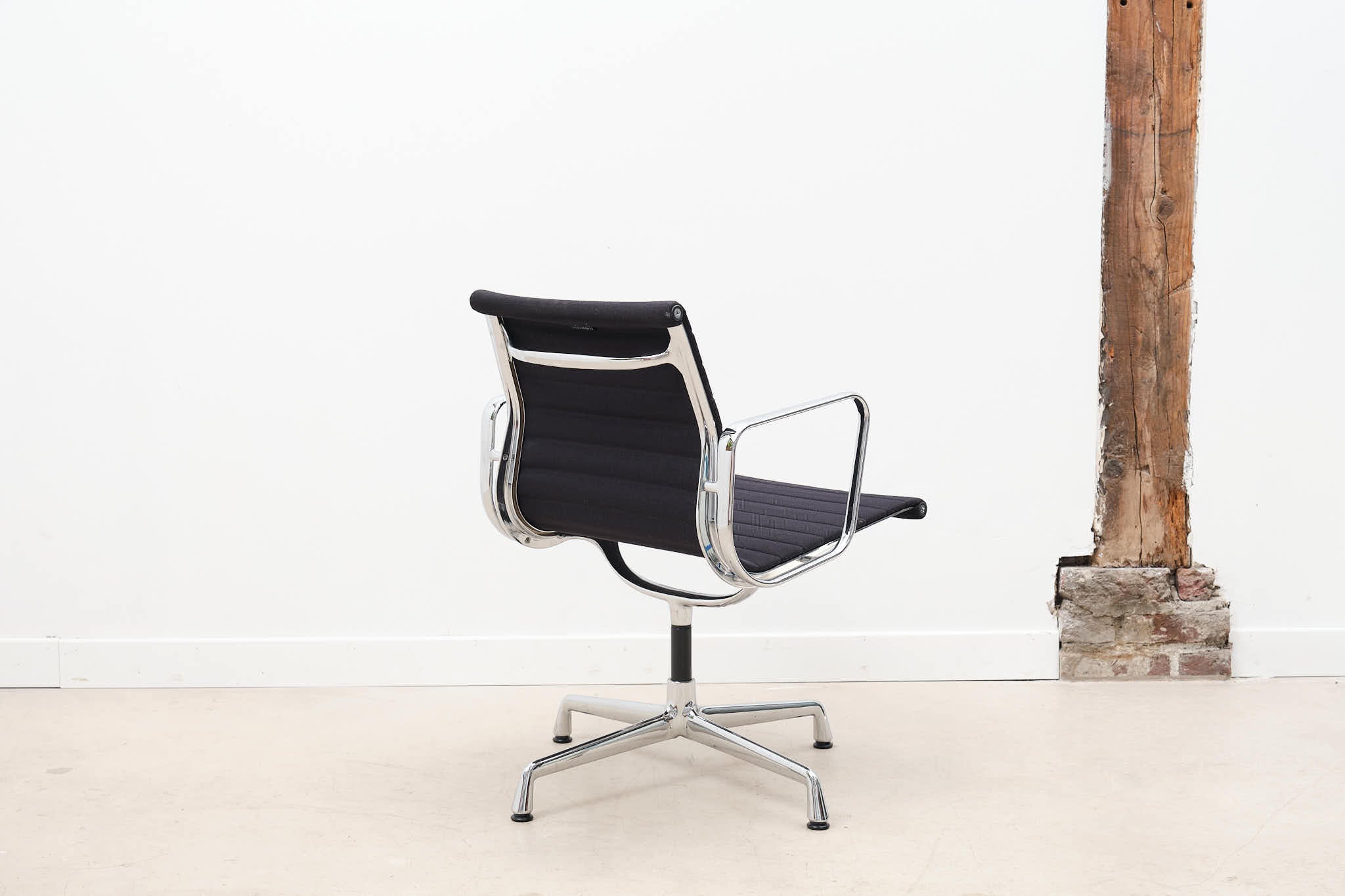 Fauteuil Eames EA108 noir et chrome