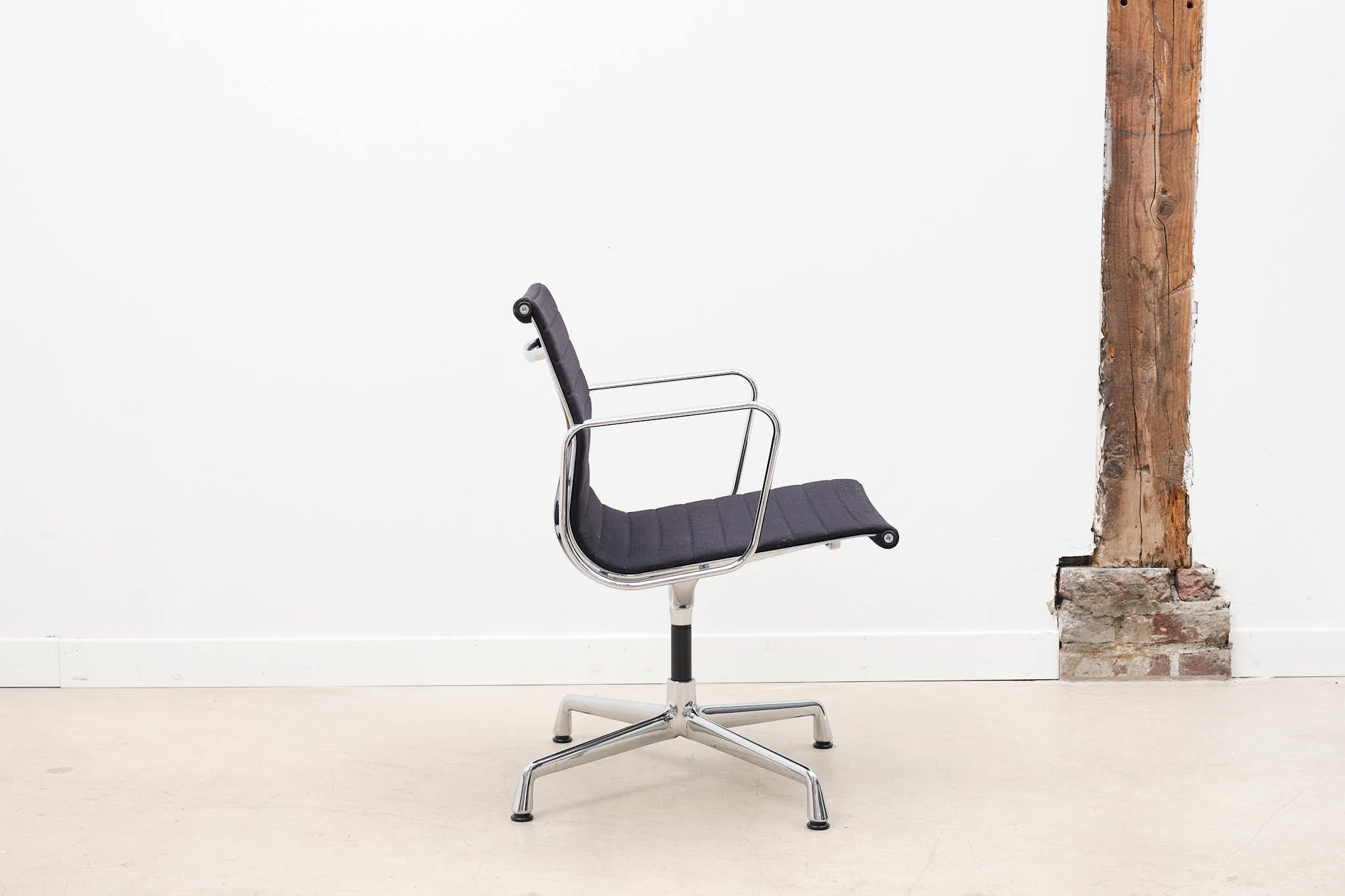 Fauteuil Eames EA108 noir et chrome