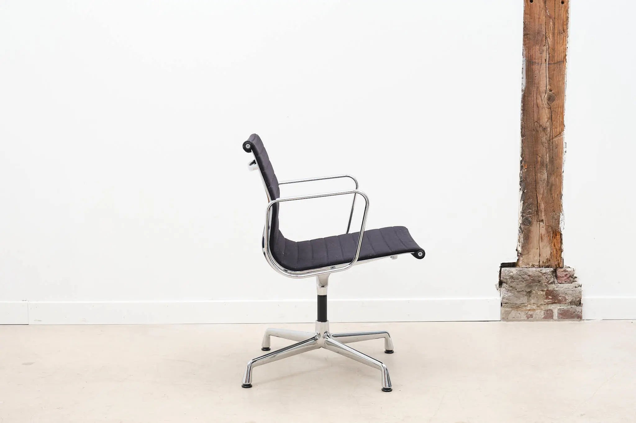 Fauteuil Eames EA108 noir et chrome Cartel de Belleville