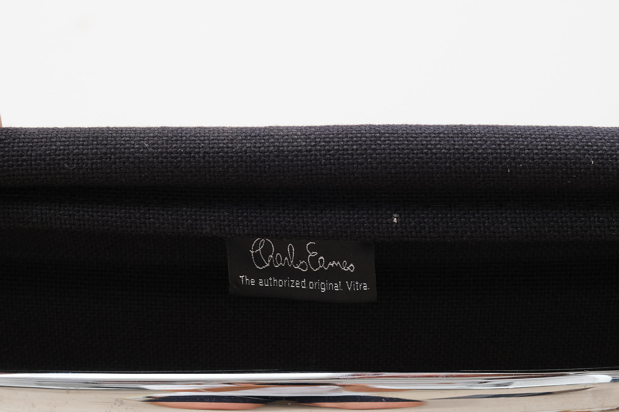 Fauteuil Eames EA108 noir et chrome