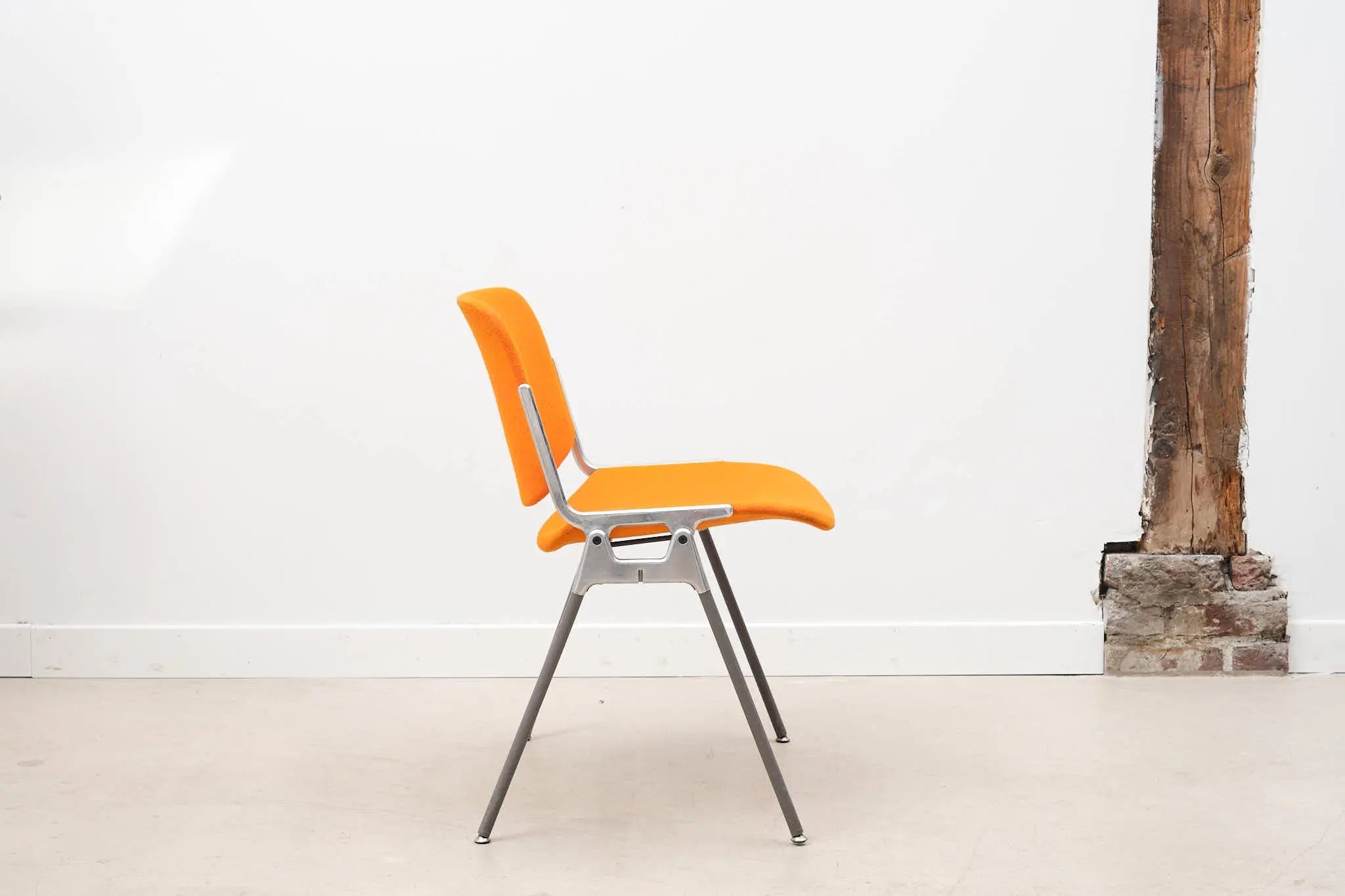 Chaise DSC 106 de G.Piretti pour Castelli colorée Cartel de Belleville