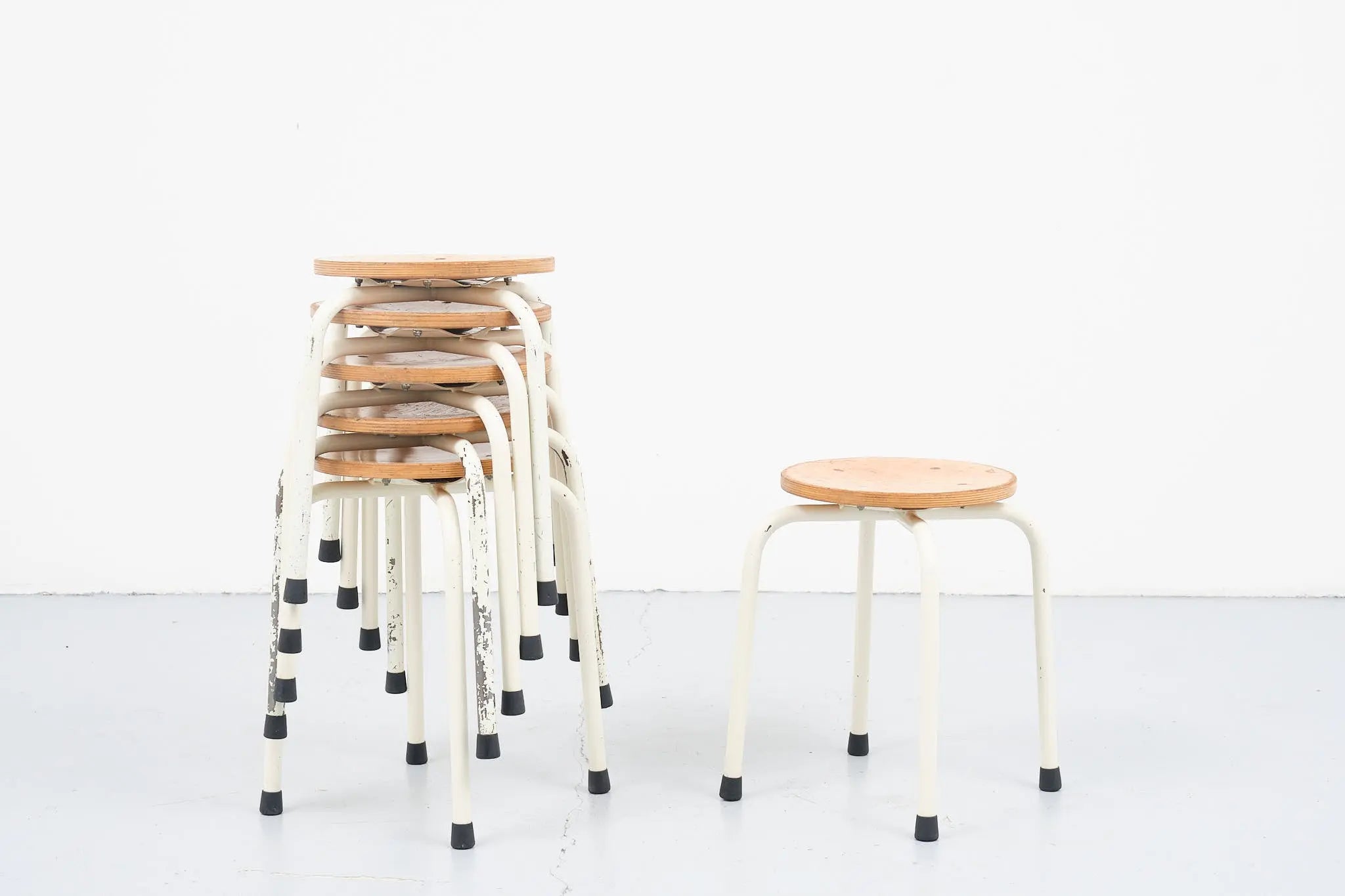 Tabouret bas hêtre et blanc Cartel de Belleville