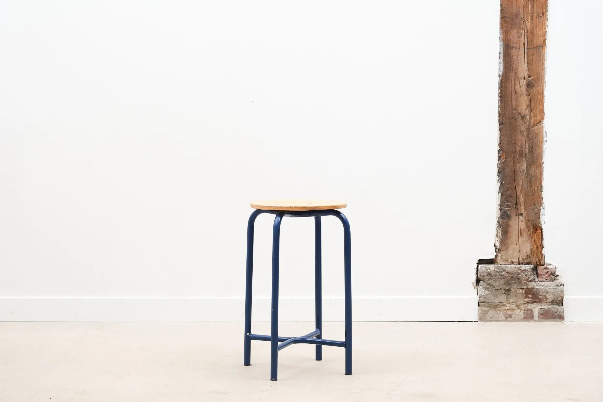 Tabouret bas bleu en x Cartel de Belleville