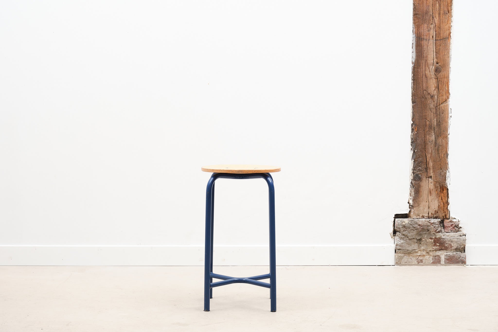 Tabouret bas bleu en x