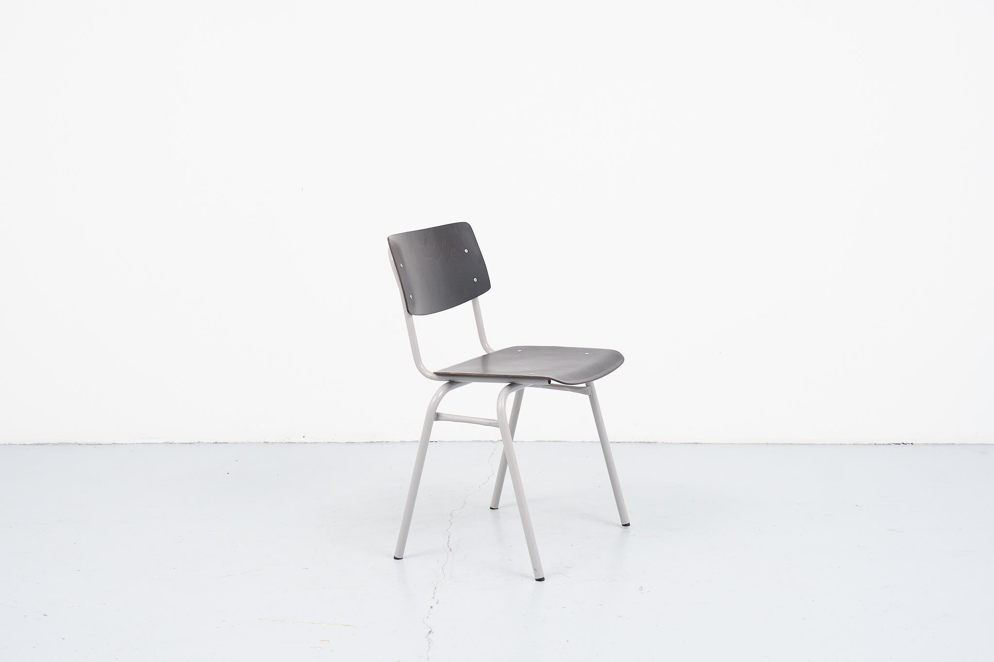 Chaise vintage Ahrend ébène et blanc Cartel de Belleville
