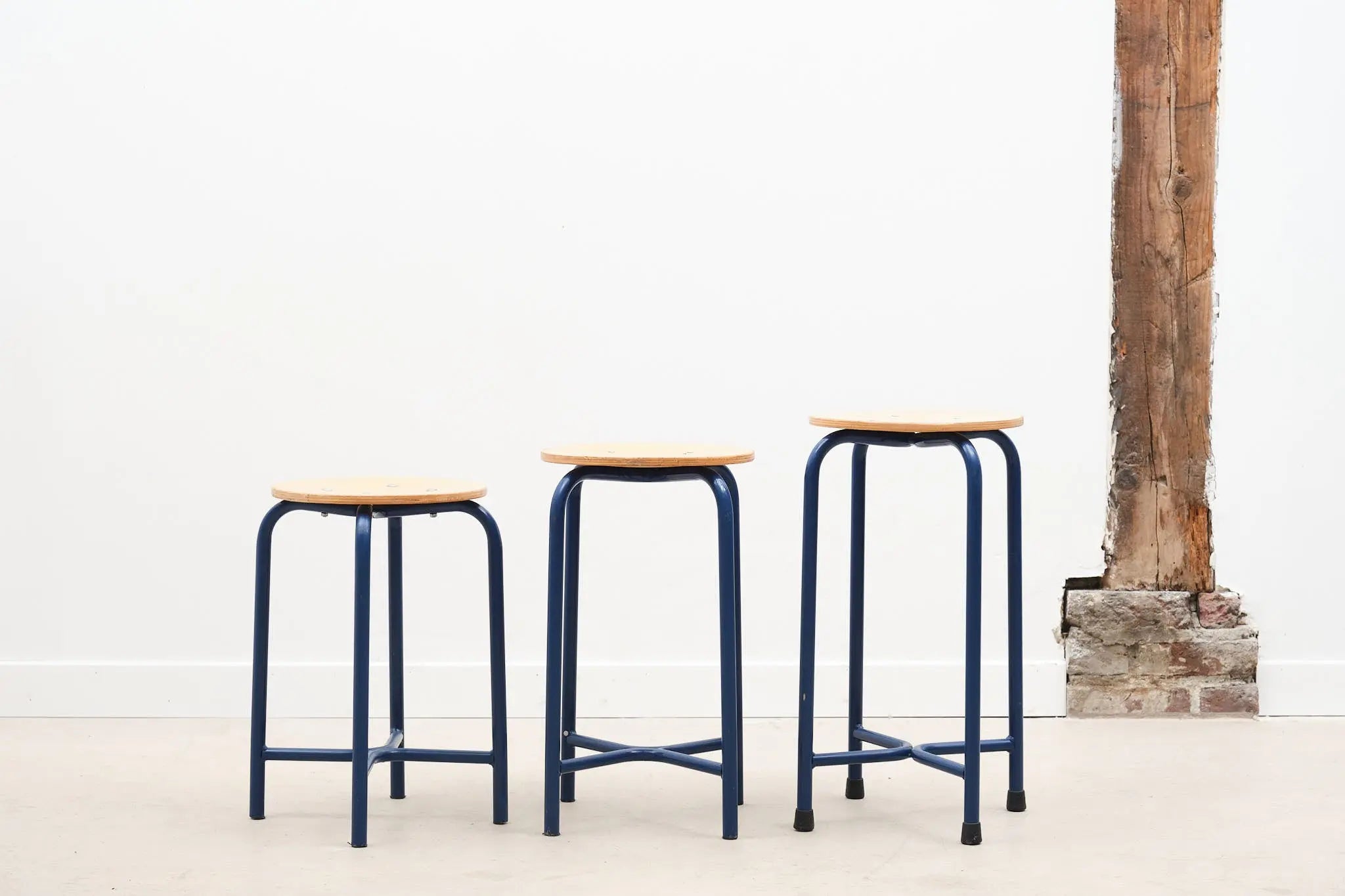 Tabouret bas bleu en x Cartel de Belleville