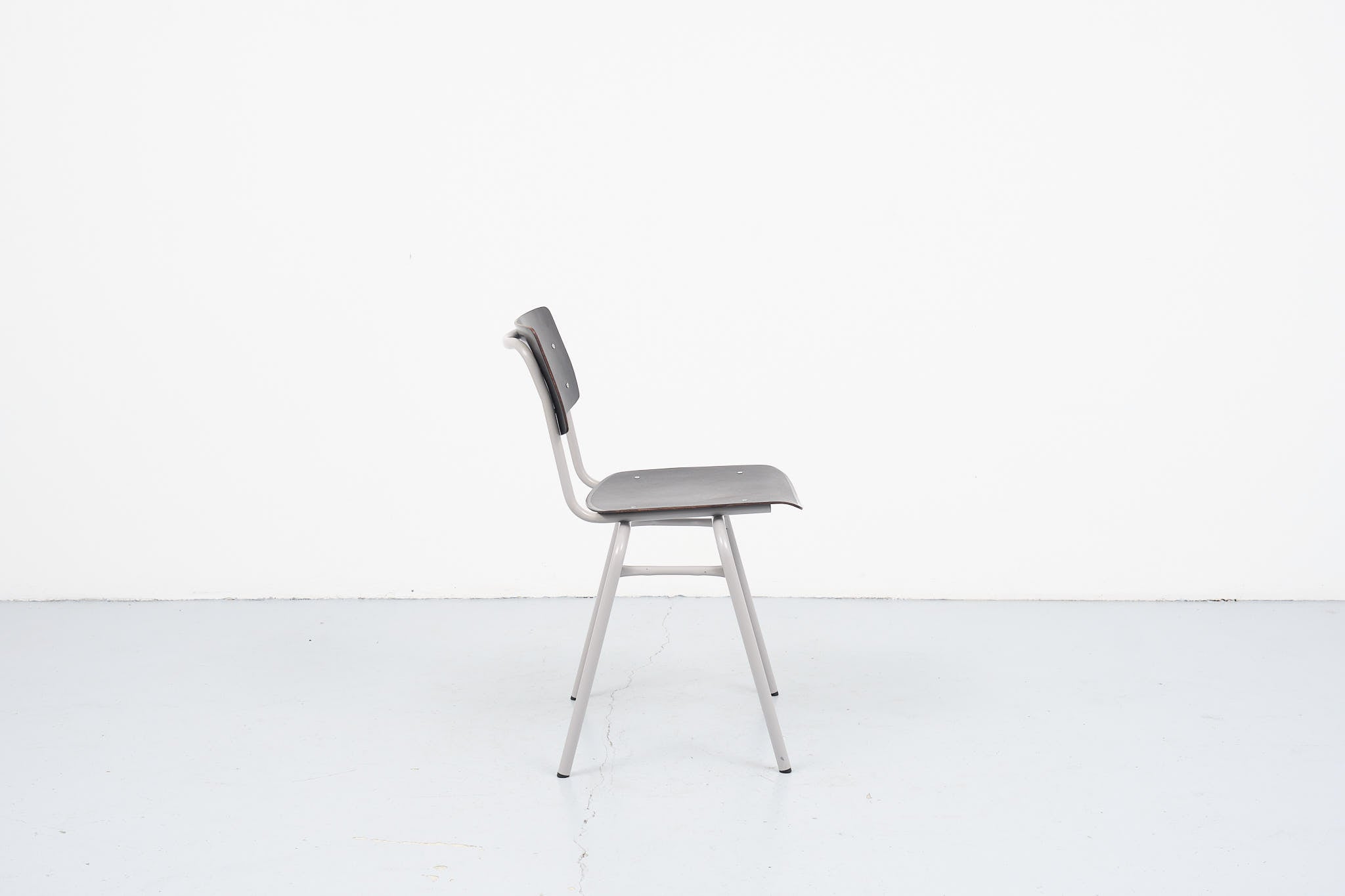 Chaise vintage Ahrend ébène et blanc Cartel de Belleville