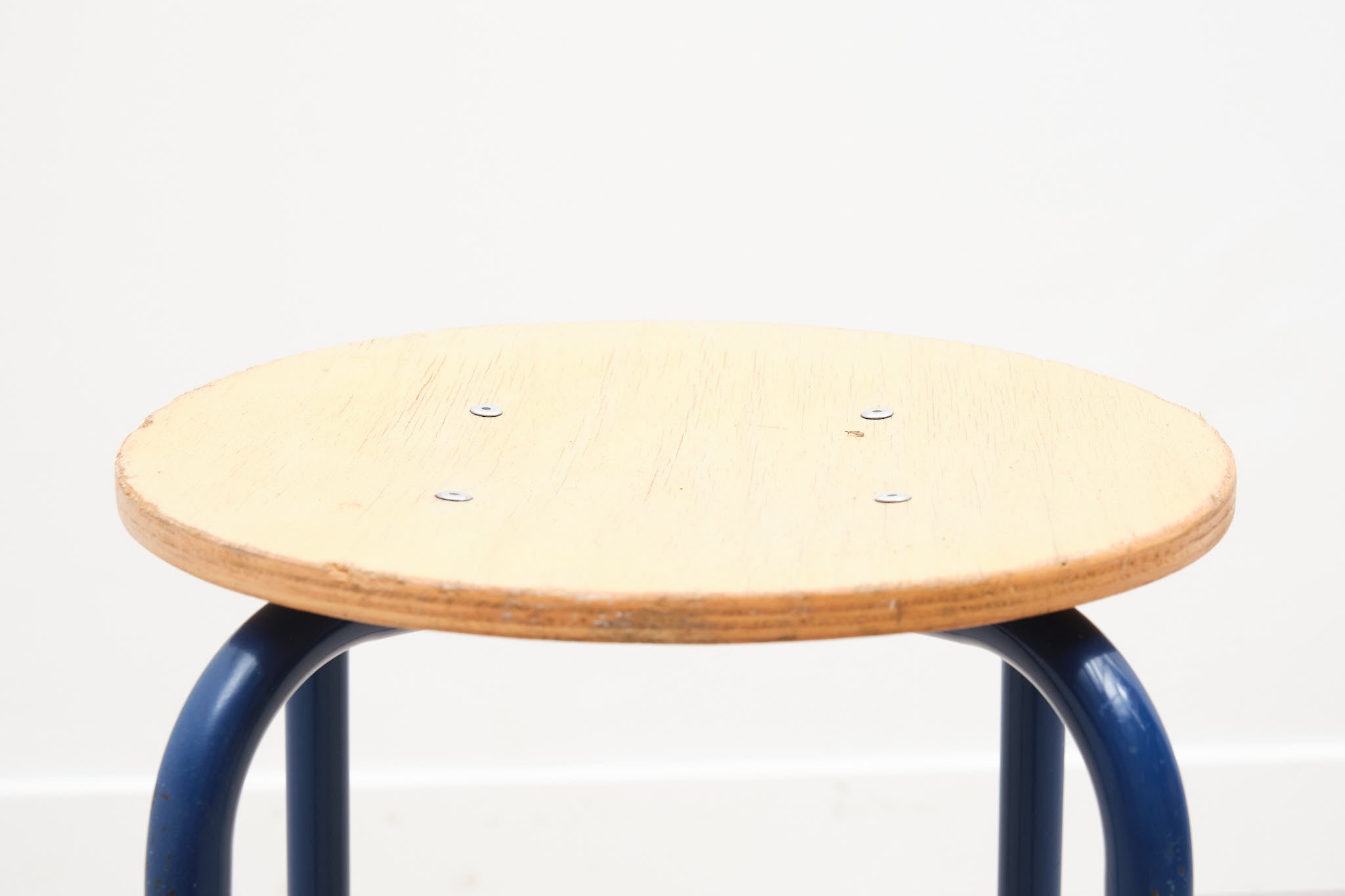 Tabouret bas bleu en x