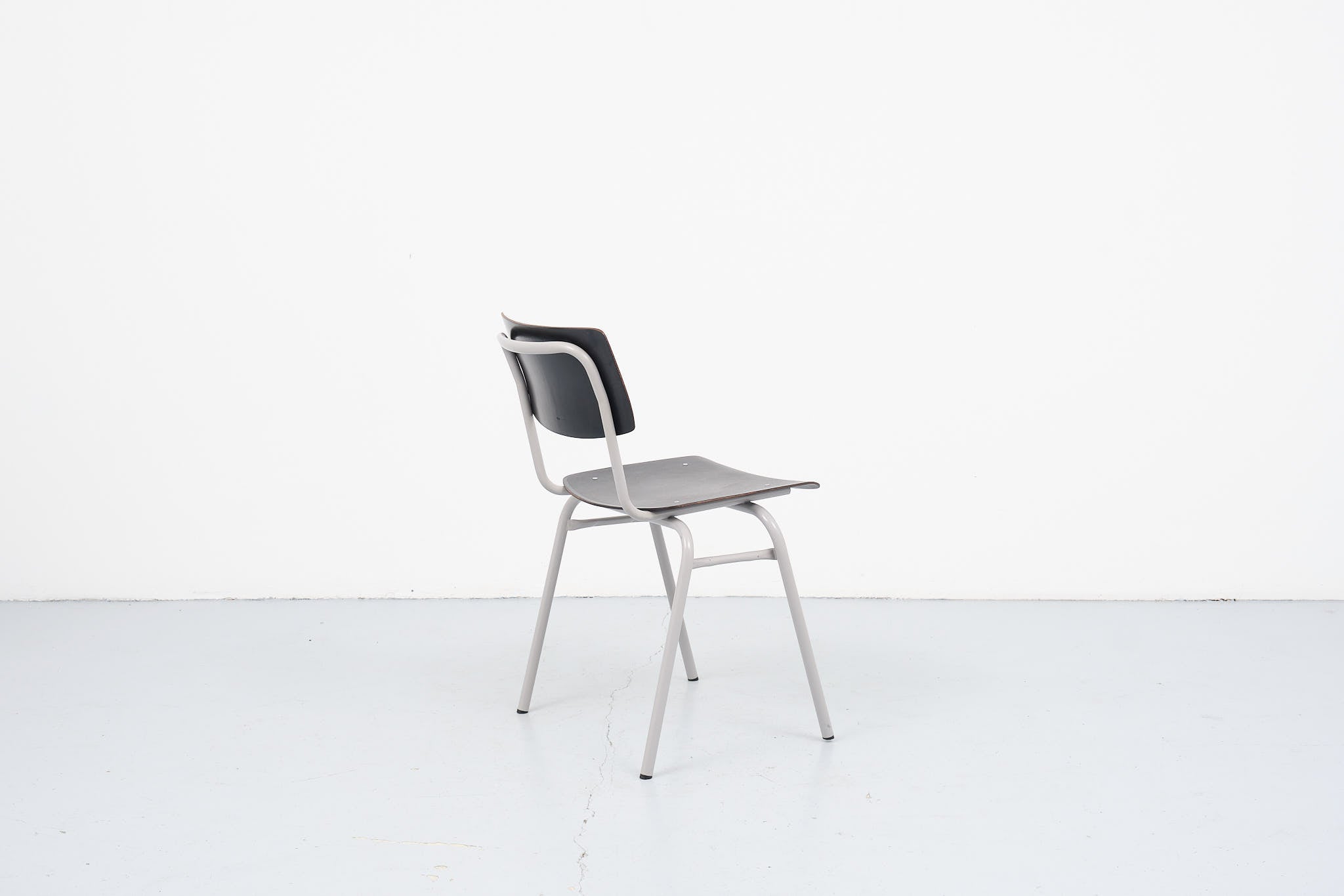 Chaise vintage Ahrend ébène et blanc Cartel de Belleville