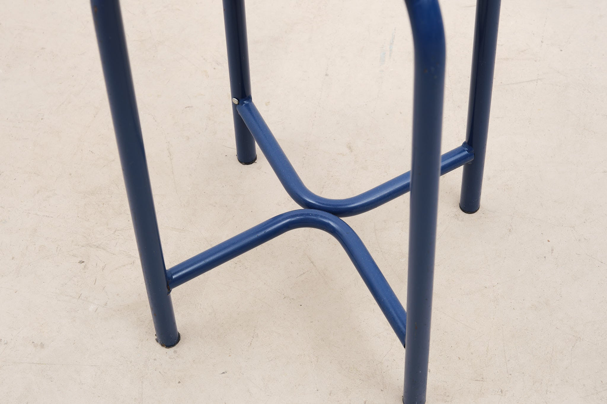 Tabouret bas bleu en x