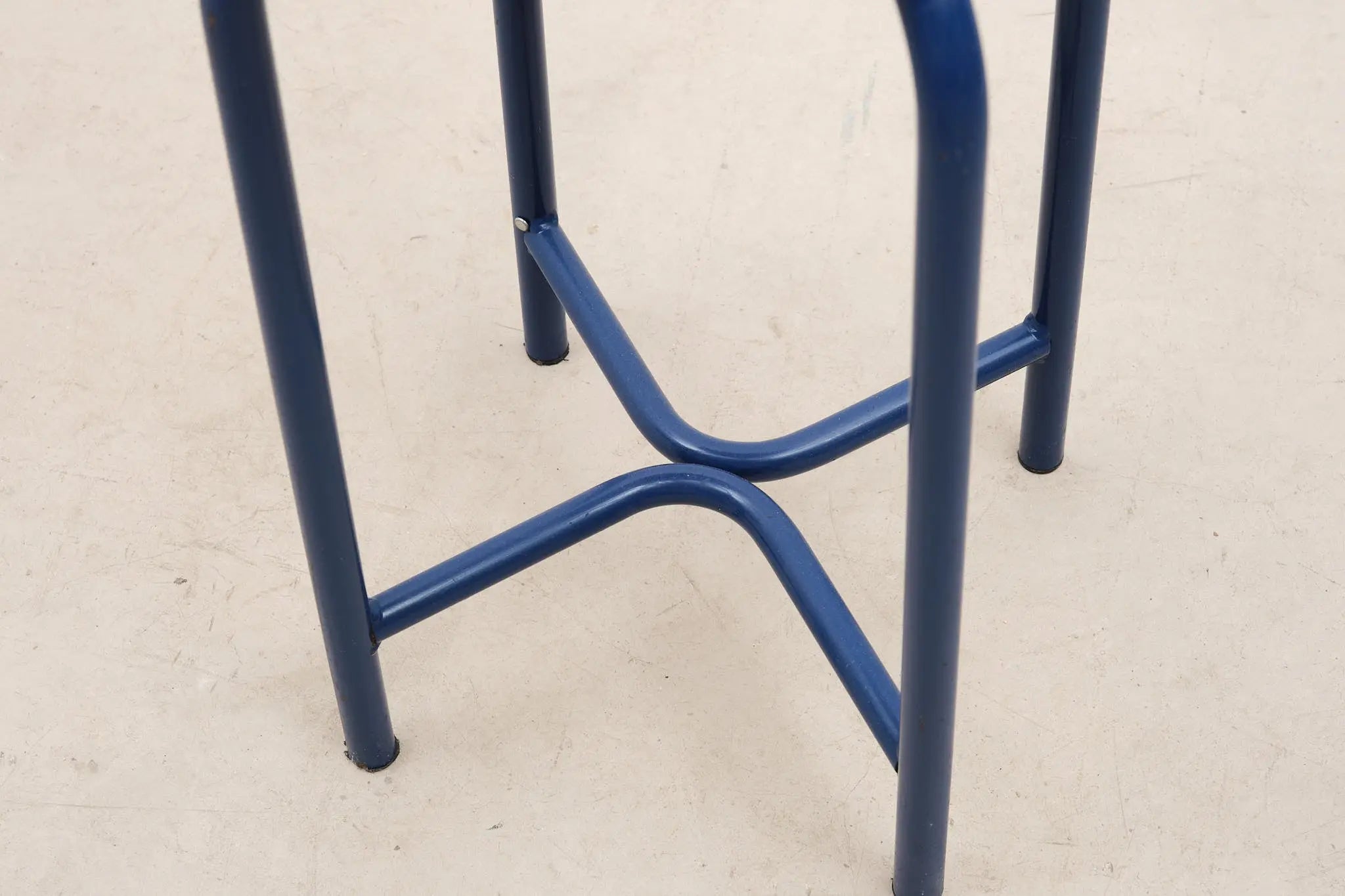 Tabouret bas bleu en x Cartel de Belleville