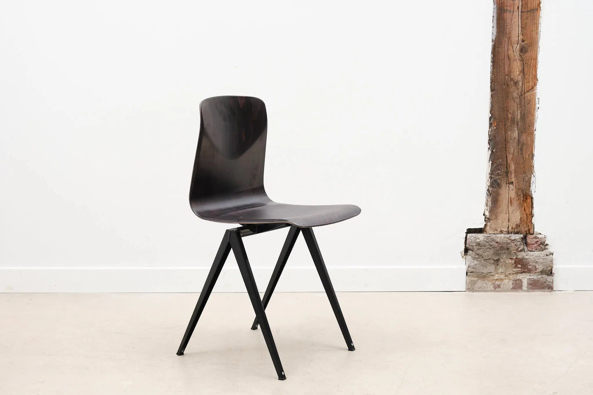 Chaise Galvanitas S19 réédition droite pied noir Cartel de Belleville