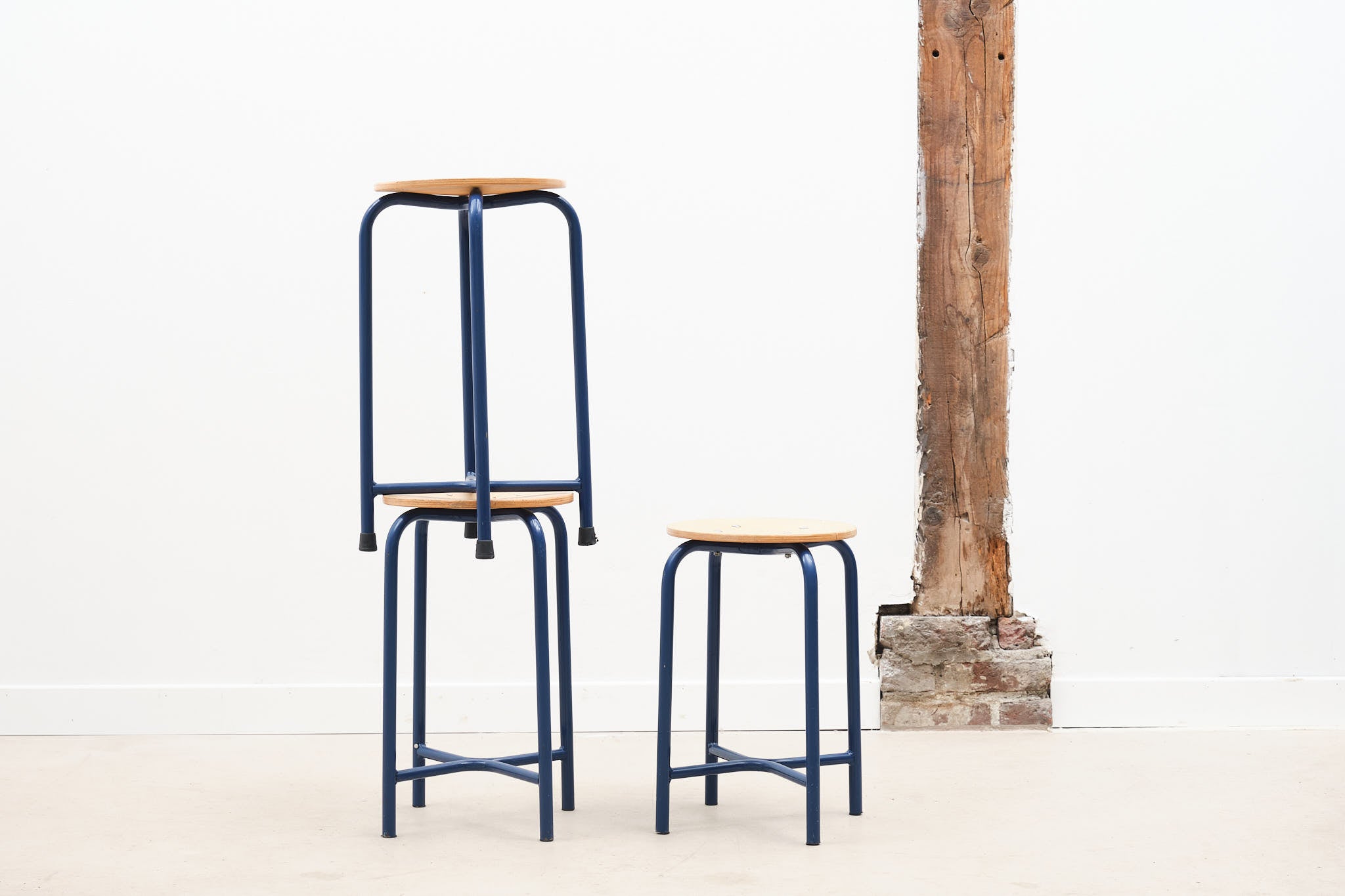 Tabouret bas bleu en x