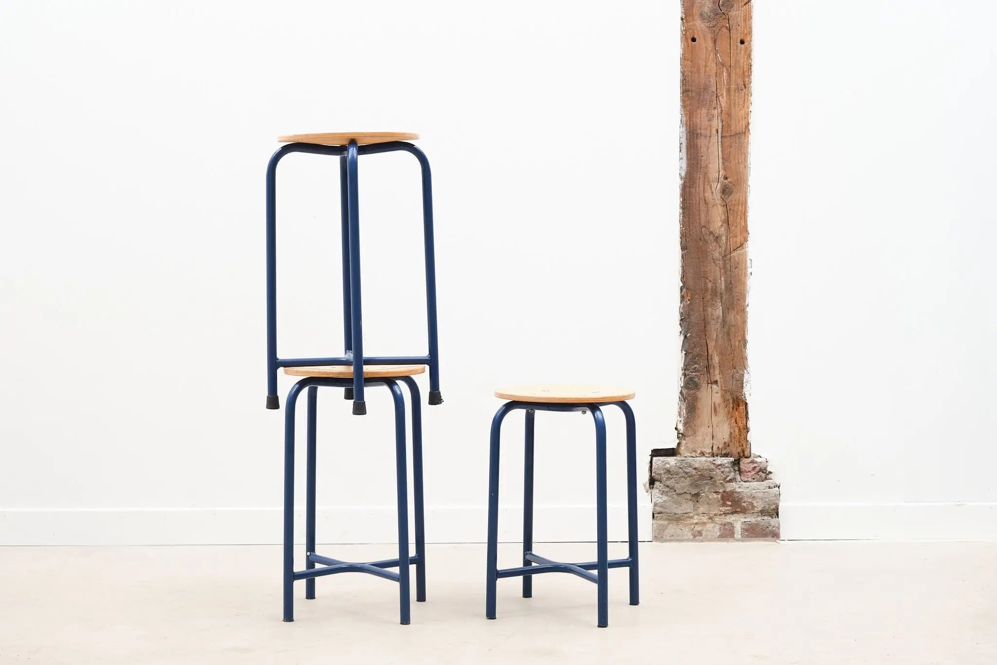 Tabouret bas bleu en x Cartel de Belleville