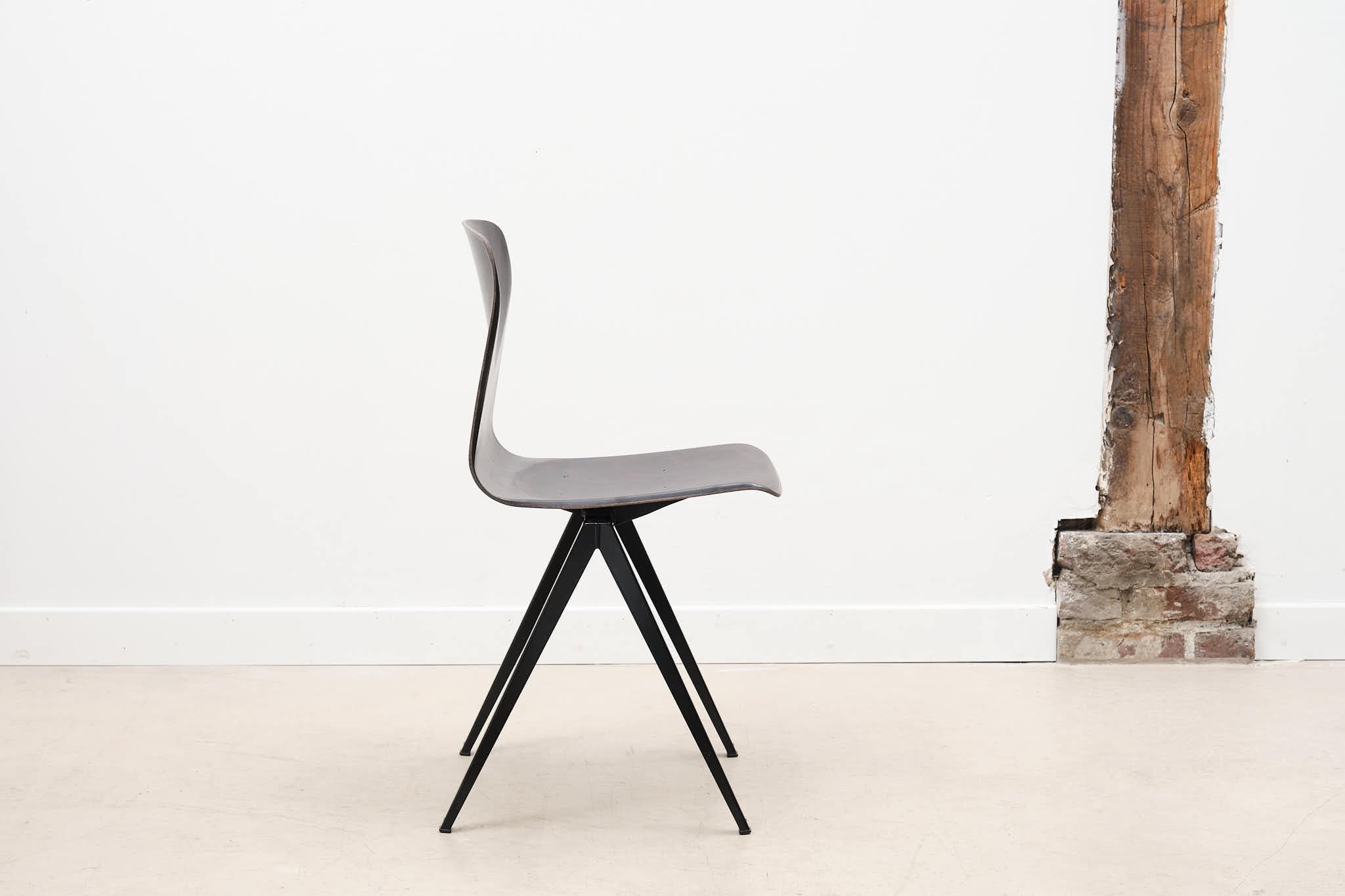 Chaise Galvanitas S19 réédition droite pied noir