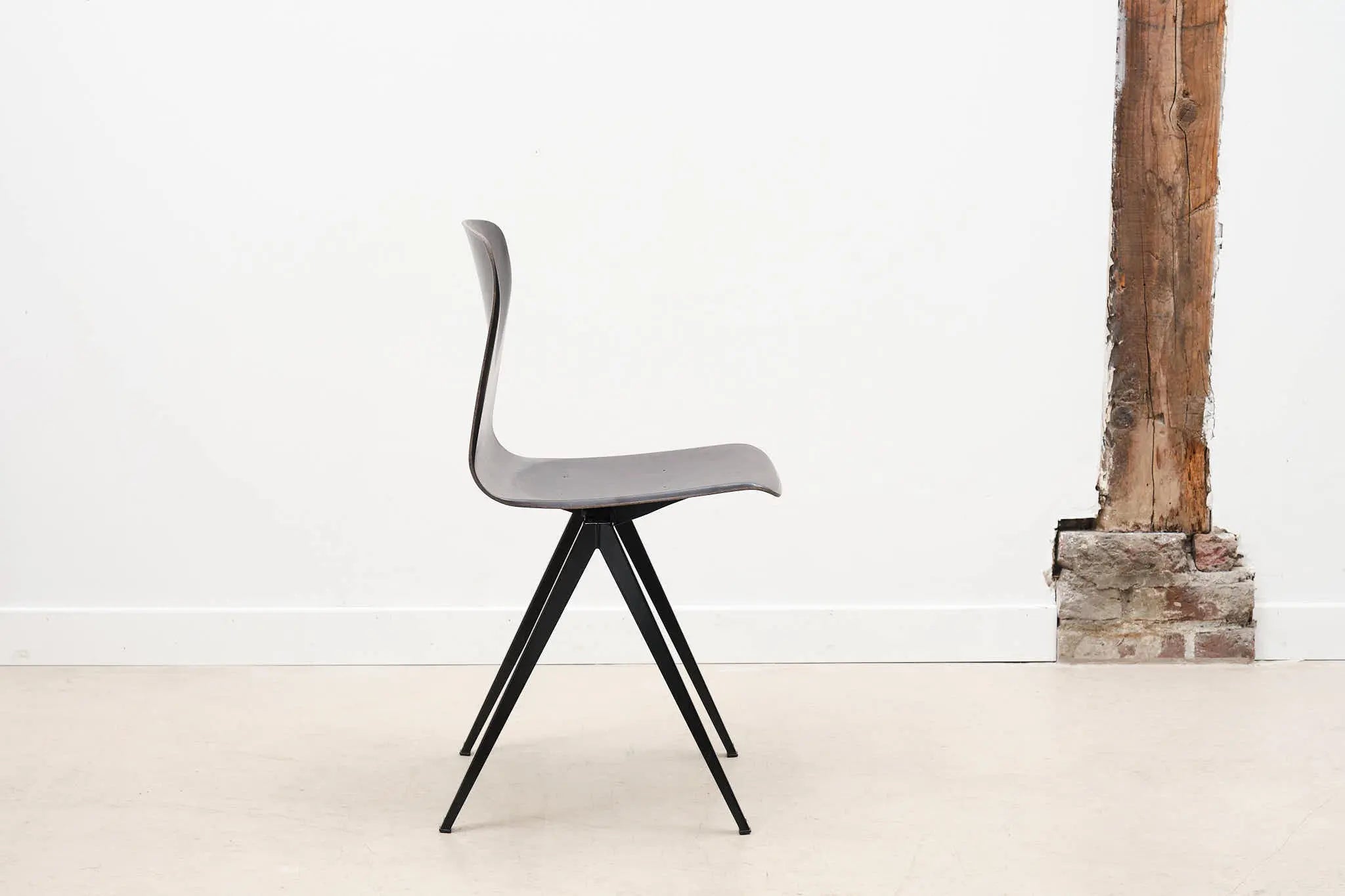 Chaise Galvanitas S19 réédition droite pied noir Cartel de Belleville