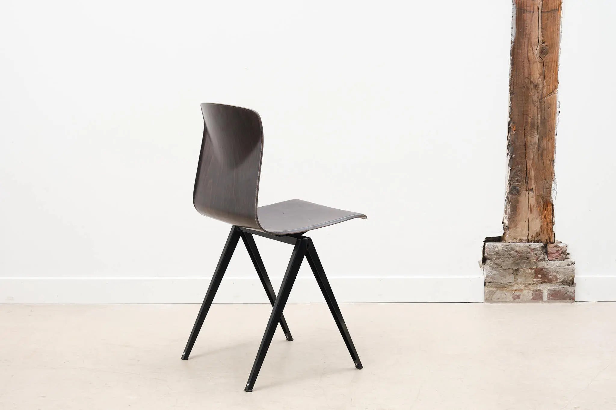 Chaise Galvanitas S19 réédition droite pied noir Cartel de Belleville