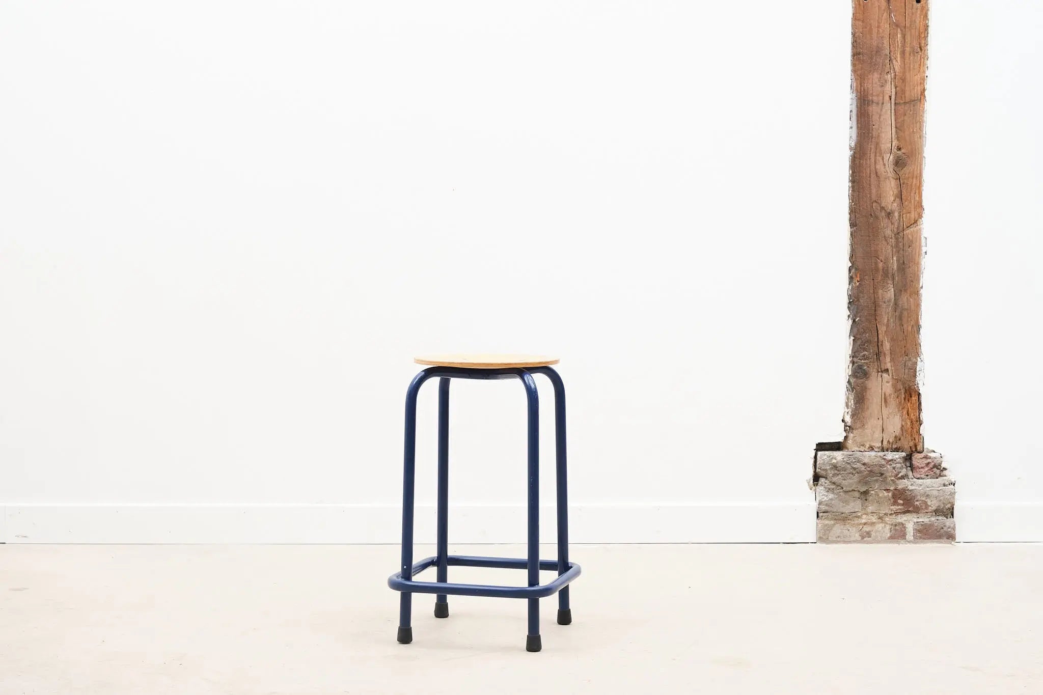 Tabouret bas bleu Cartel de Belleville