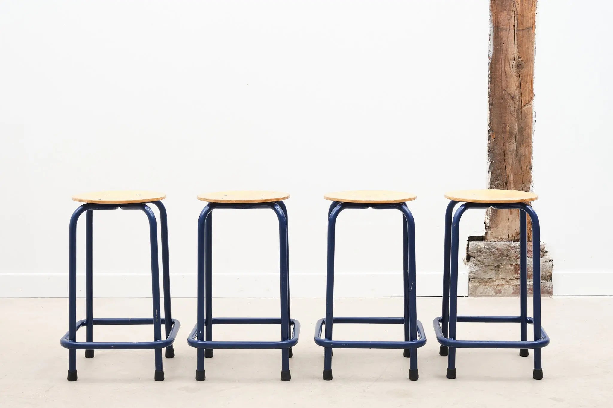 Tabouret bas bleu Cartel de Belleville