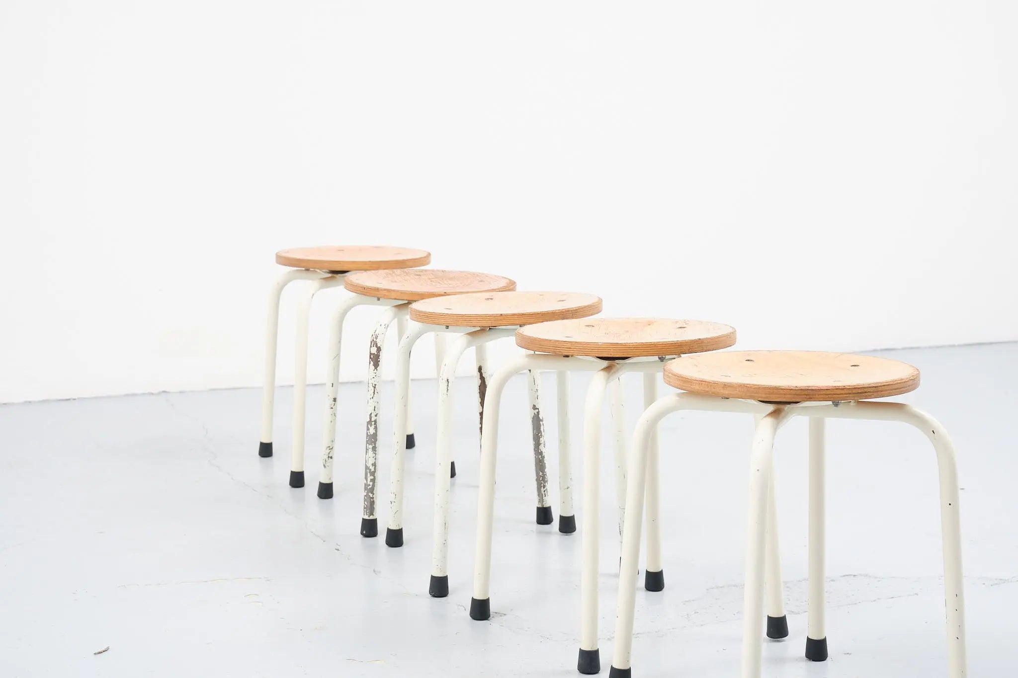 Tabouret bas hêtre et blanc Cartel de Belleville